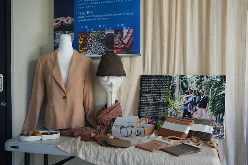 2025六堆論壇13日在屏東舉行，現場並展示TAIWANDYE產品，染藝師王一帆將檳榔子染的天然色彩轉化為布料應用，結合永續、地方創生與美學教育，展現台灣在地文化獨特性。