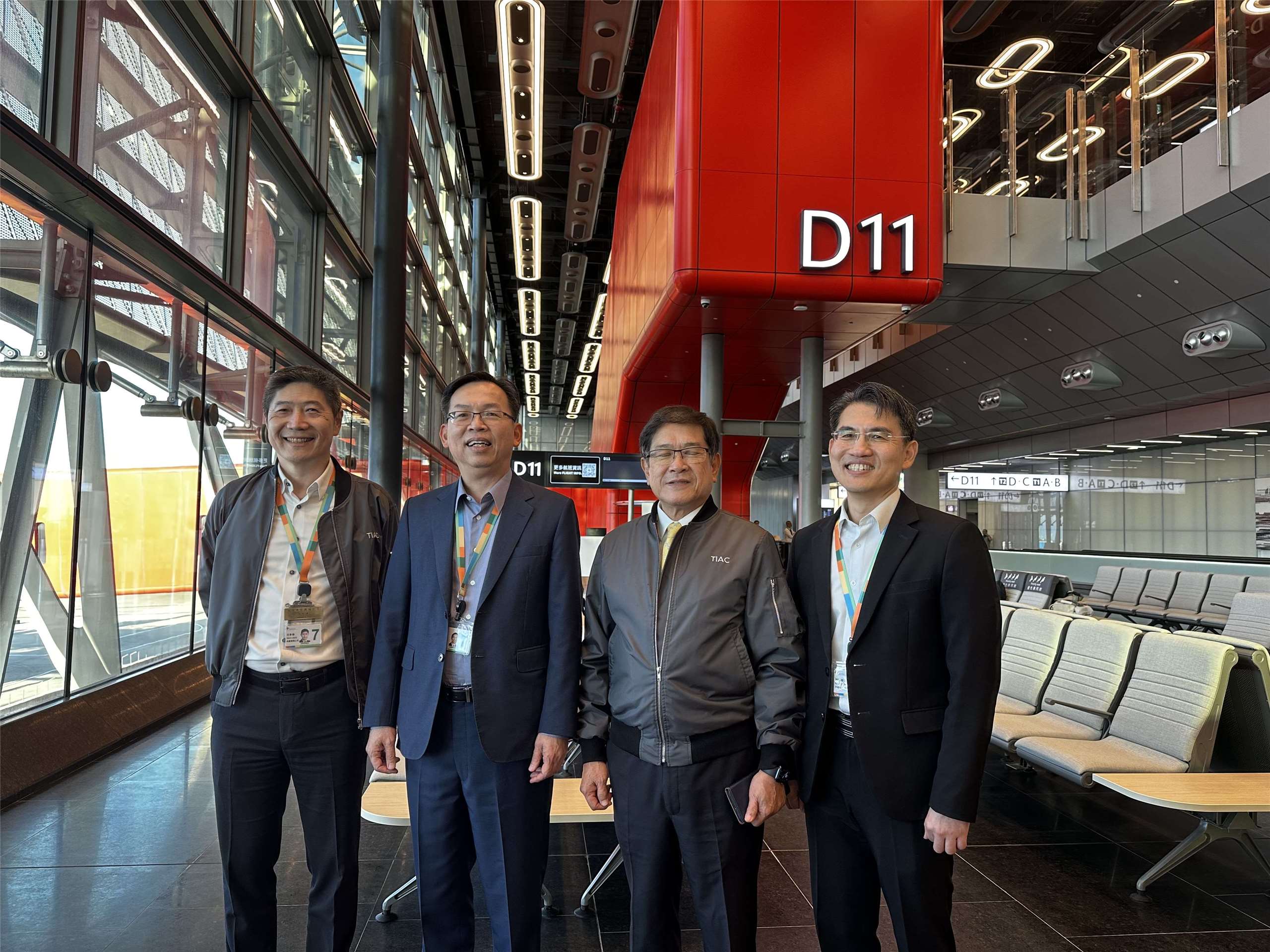 桃機公司總經理范孝倫(左一)、交通部次長林國顯(左二)桃機公司董事長楊偉甫(右二)向記者說明桃機第三航廈北廊廳第一天試營運情況。(楊雨青攝)