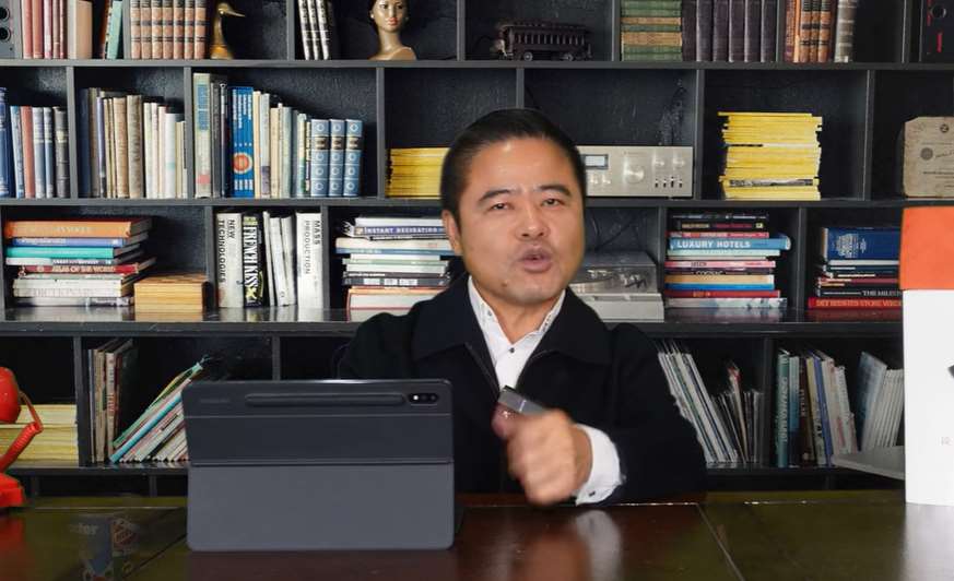 前中國黑龍江省雞西市副市長李傳良數年前潛逃美國成為異議人士後仍受北京監控，近年製作YT節目，詳述中國政府行徑。(翻攝YT/@lichuanliang)