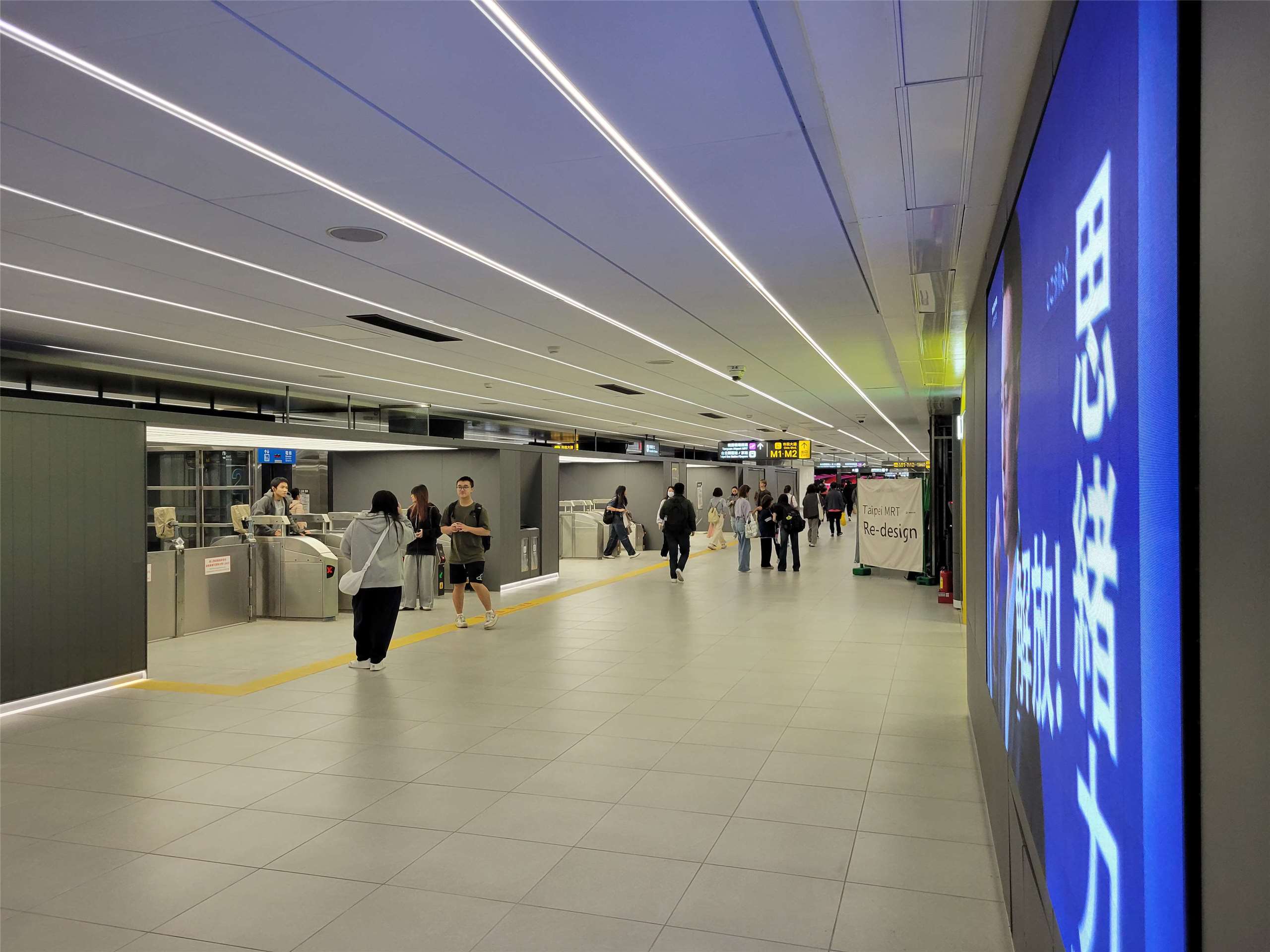 台北車站B3層近來大翻新，不僅外觀變得好看又舒適，就連整體機能、動線與指標都重新設計規劃。(饒辰書 攝)