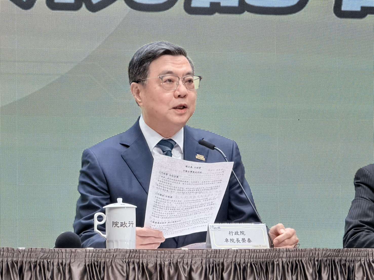 行政院長卓榮泰15日親上火線召開記者會，宣布財劃法行政院將「不予副署」。(鄭佑漢 攝)