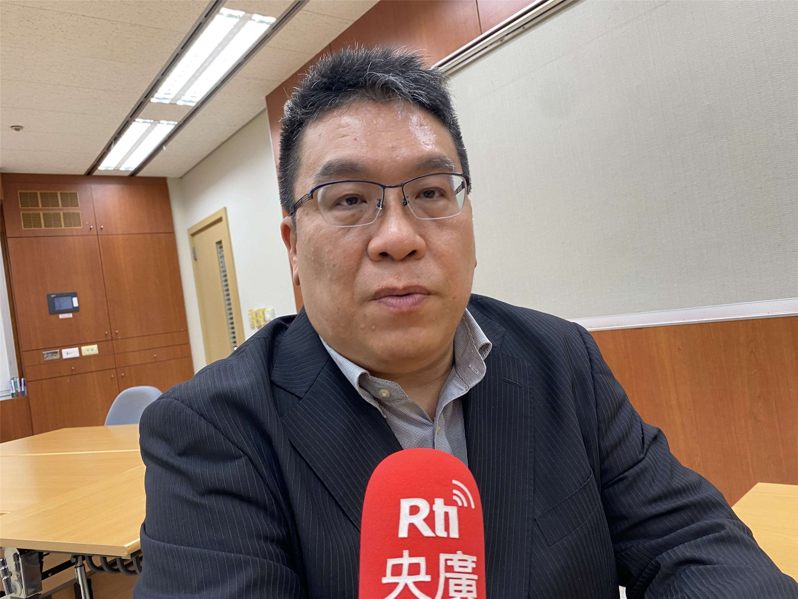 品保協會發言人李奇嶽11日受訪時，針對最近引發議論的韓國電子入境申報系統，謹慎提醒：台韓互為第三大旅遊市場，希望避免傷害雙方的友情。(吳琍君攝)