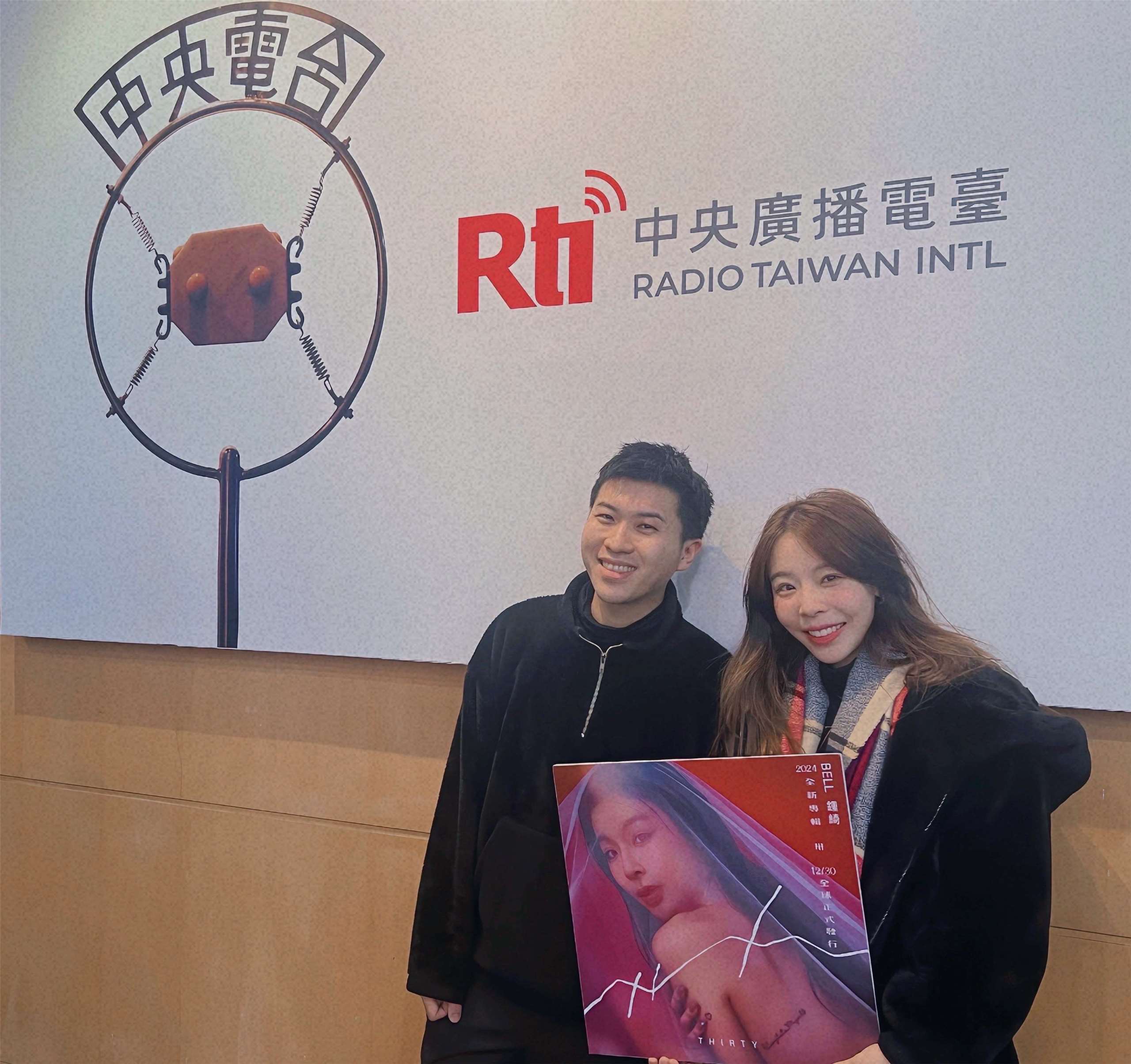 主持人內克與來賓鍾綺（右）