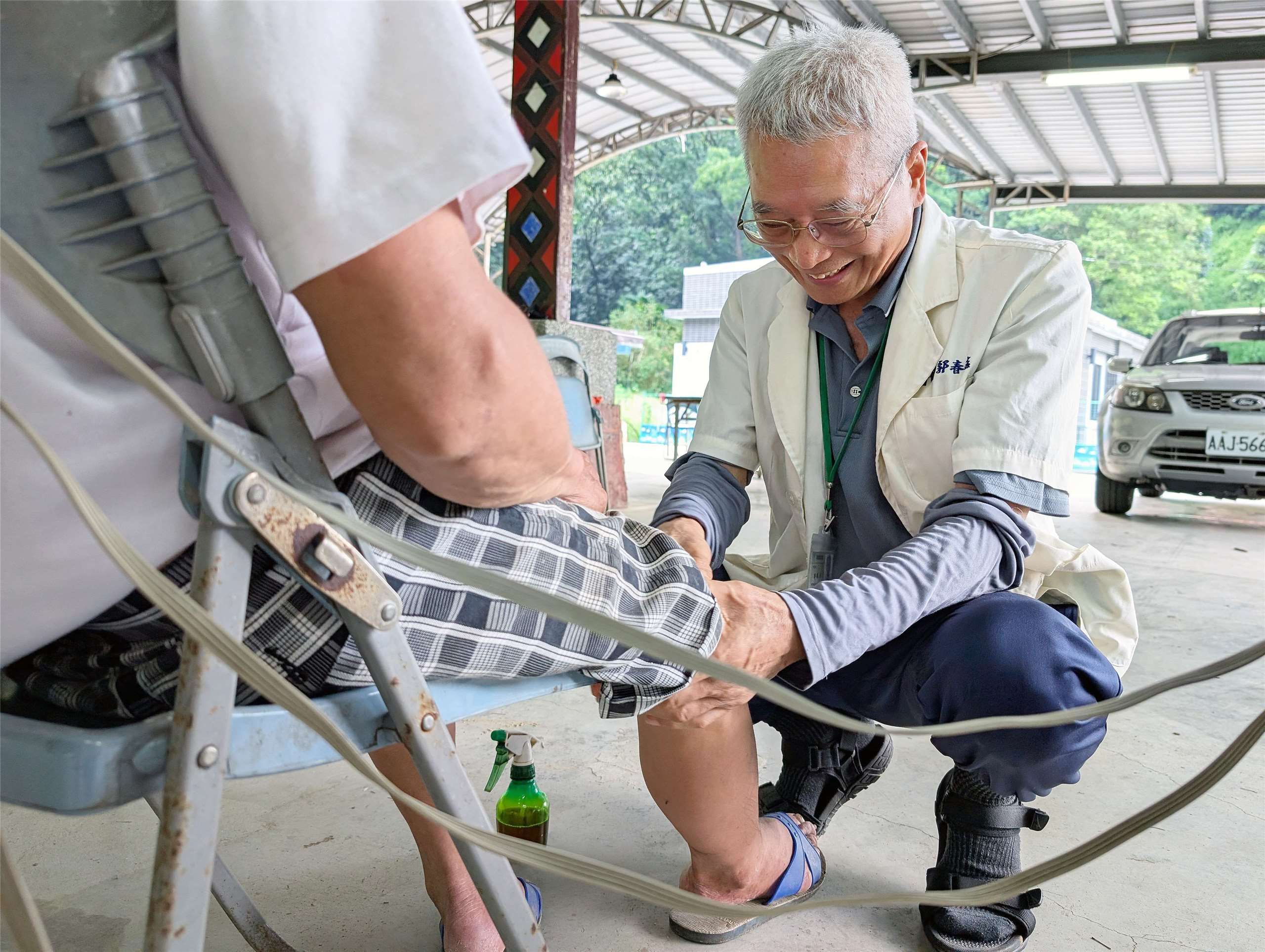 中醫師郭春吉會在村民電療後再提供按摩服務，紓解身體上的不適感。(Rti)