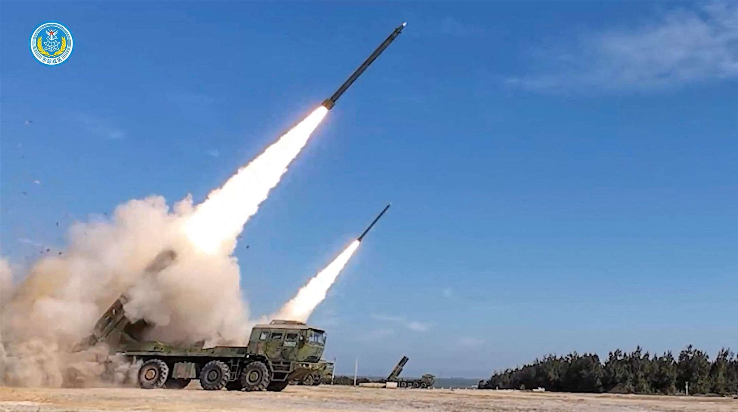 中共環台軍演，向台灣北部及南部海域進行長程火箭彈射擊。