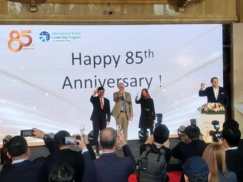 PD IVLP 85週年茶會　谷立言致詞 AIT下午舉辦「全球領袖人才參訪計畫（IVLP）」85 週年慶茶會，美國在台協會處長谷立言(Raymond Greene，中)、外交部長林佳龍(左)、美國國務院官員Ragini Gupta(右)舉杯慶祝IVLP85週年 (央廣記者王照坤 攝)