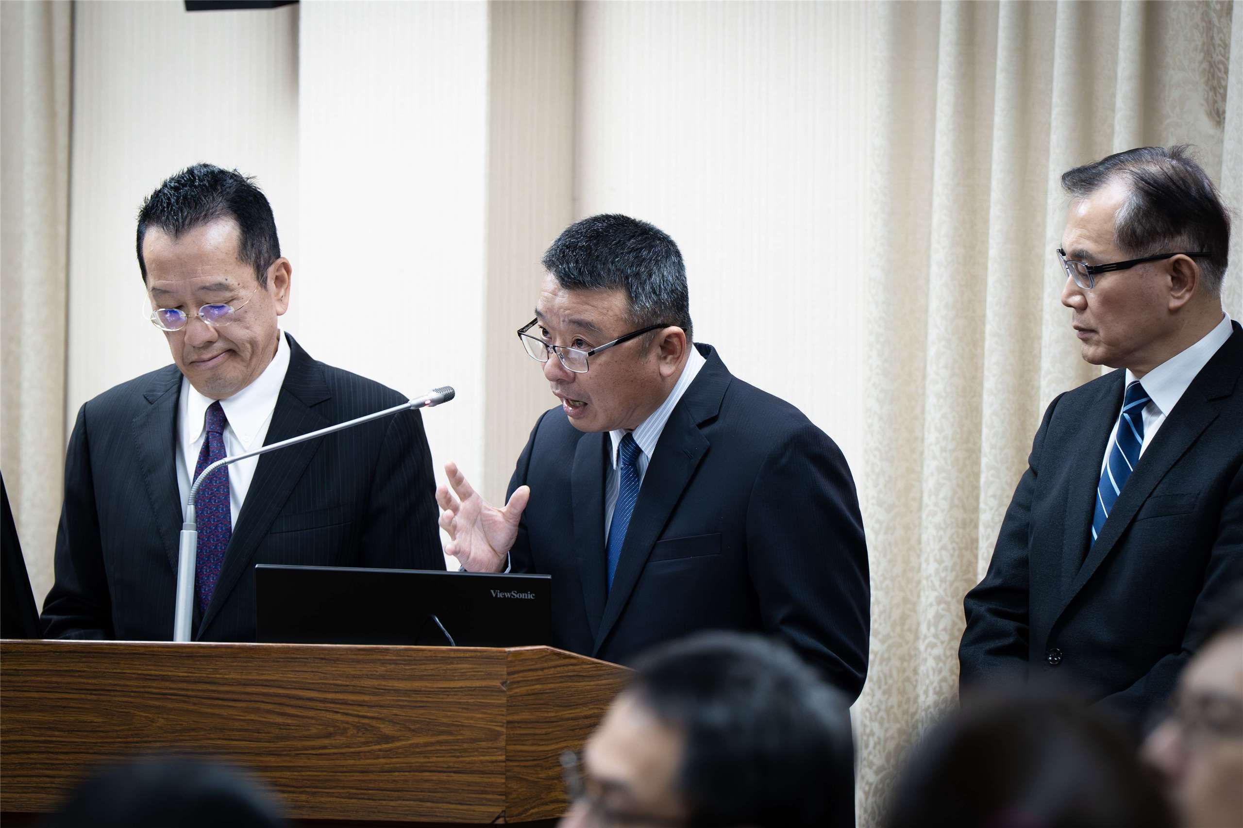 軍備局局長林文祥(中)15日在立法院說明，軍備局目前有「RDX海掃更」炸藥的生產線，但產能無法供應龐大的不對稱作戰需求，因此首次採取自製與商購並行。未來也會擴大相關產線，達成國防自主目標。(楊仁翔 攝)