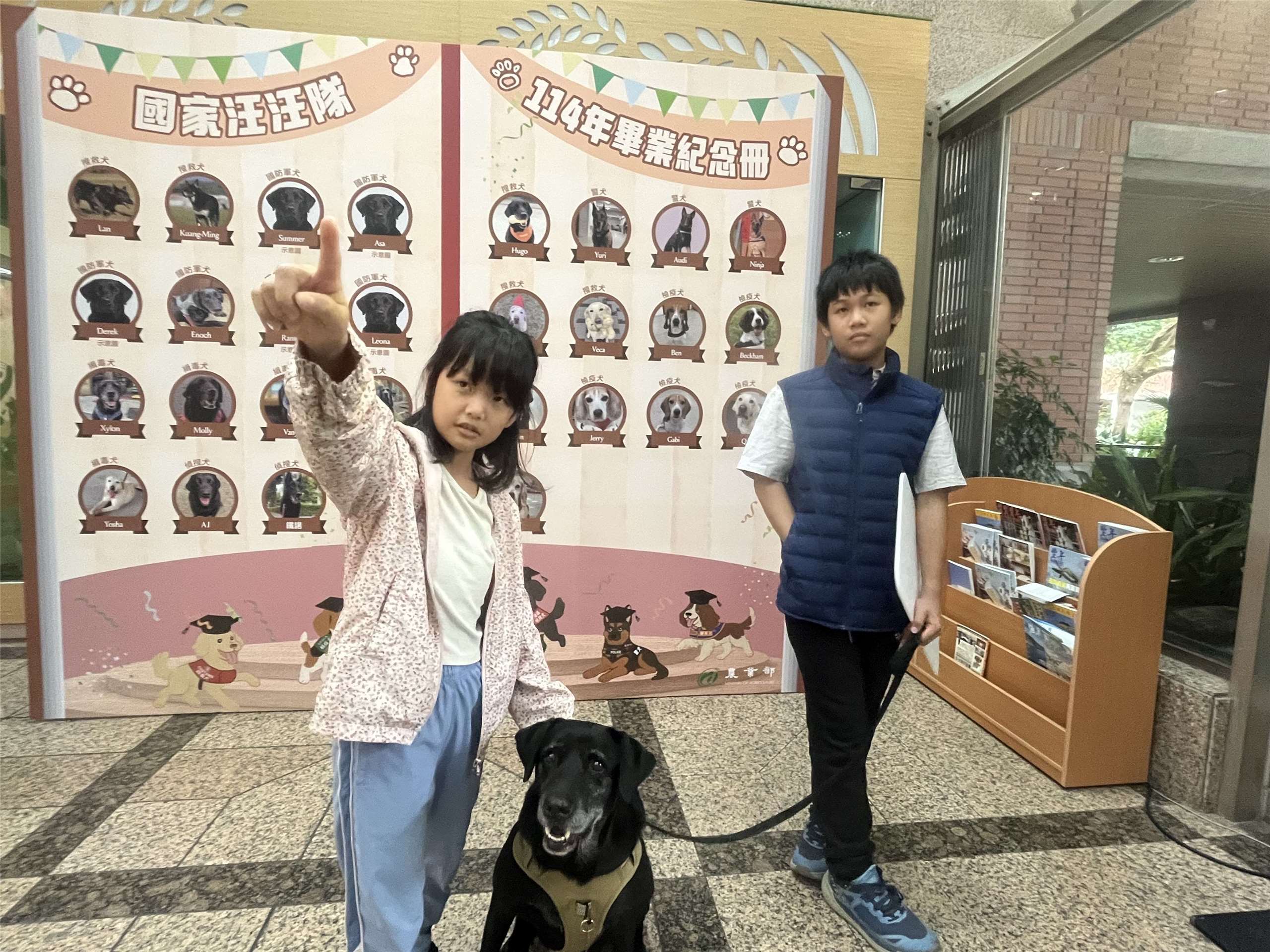 9歲的Xylon是一隻緝毒犬，退休後和領養人在台南一起生活，兩個小主人對牠疼愛有加。(陳林幸虹 攝)
