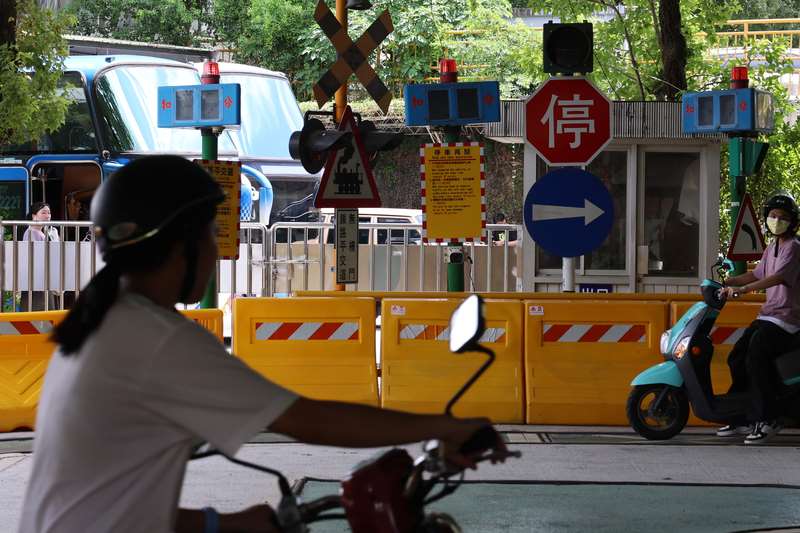 機車筆試將取消是非題，並提高危險感知及情境題比例至3成。圖為士林監理站考生在機車路考前進行練習。資料照。(圖：中央社)
