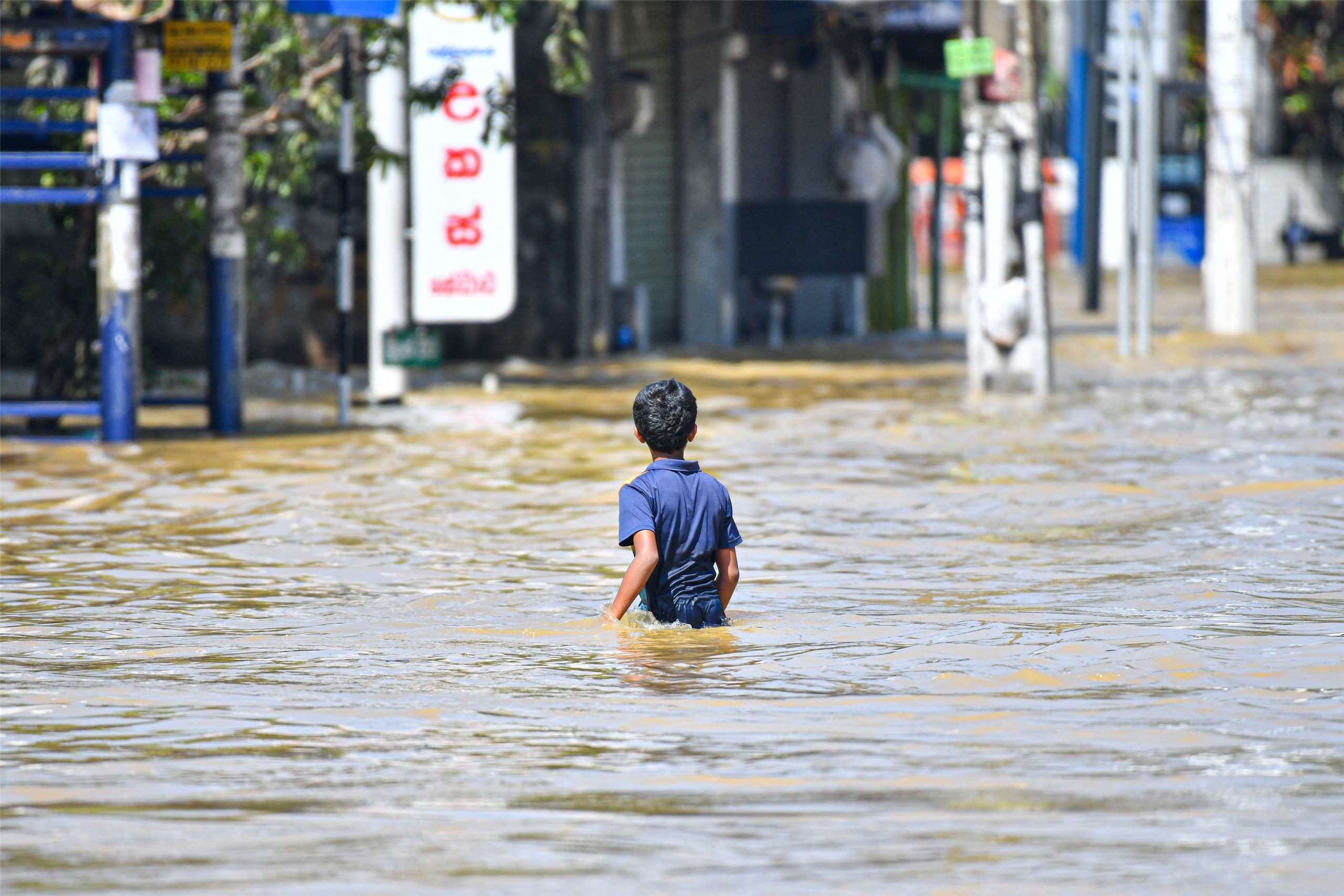 氣旋迪特瓦（Cyclone Ditwah）侵襲斯里蘭卡，引發大洪水，民眾涉水而過。