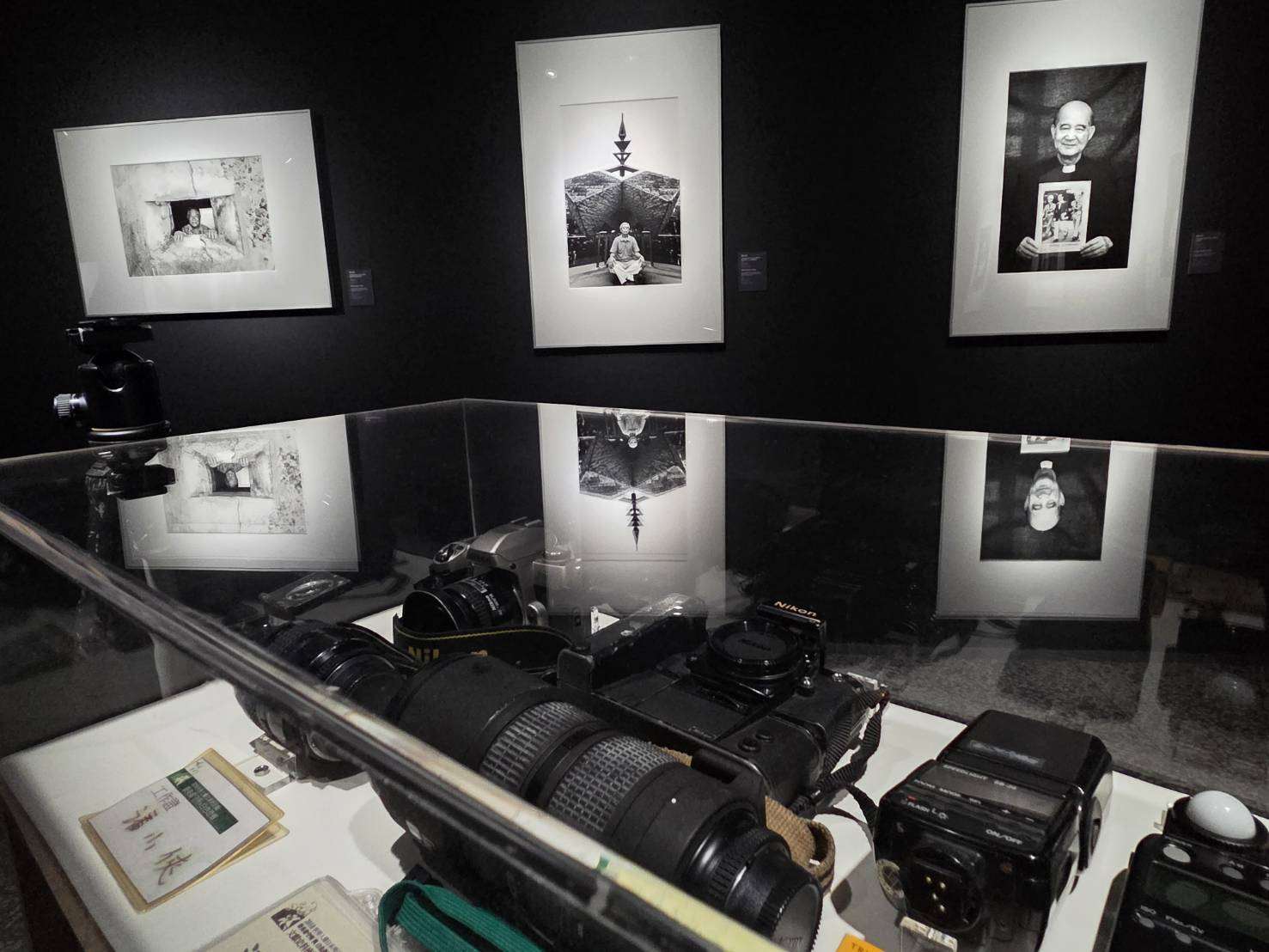 國家攝影文化中心典藏展，精選16位攝影家共225件作品，讓觀眾從影像中回望台灣不同時期的社會與歷史變遷。圖為攝影師潘小俠的人權影像系列作品。(江昭倫 攝)