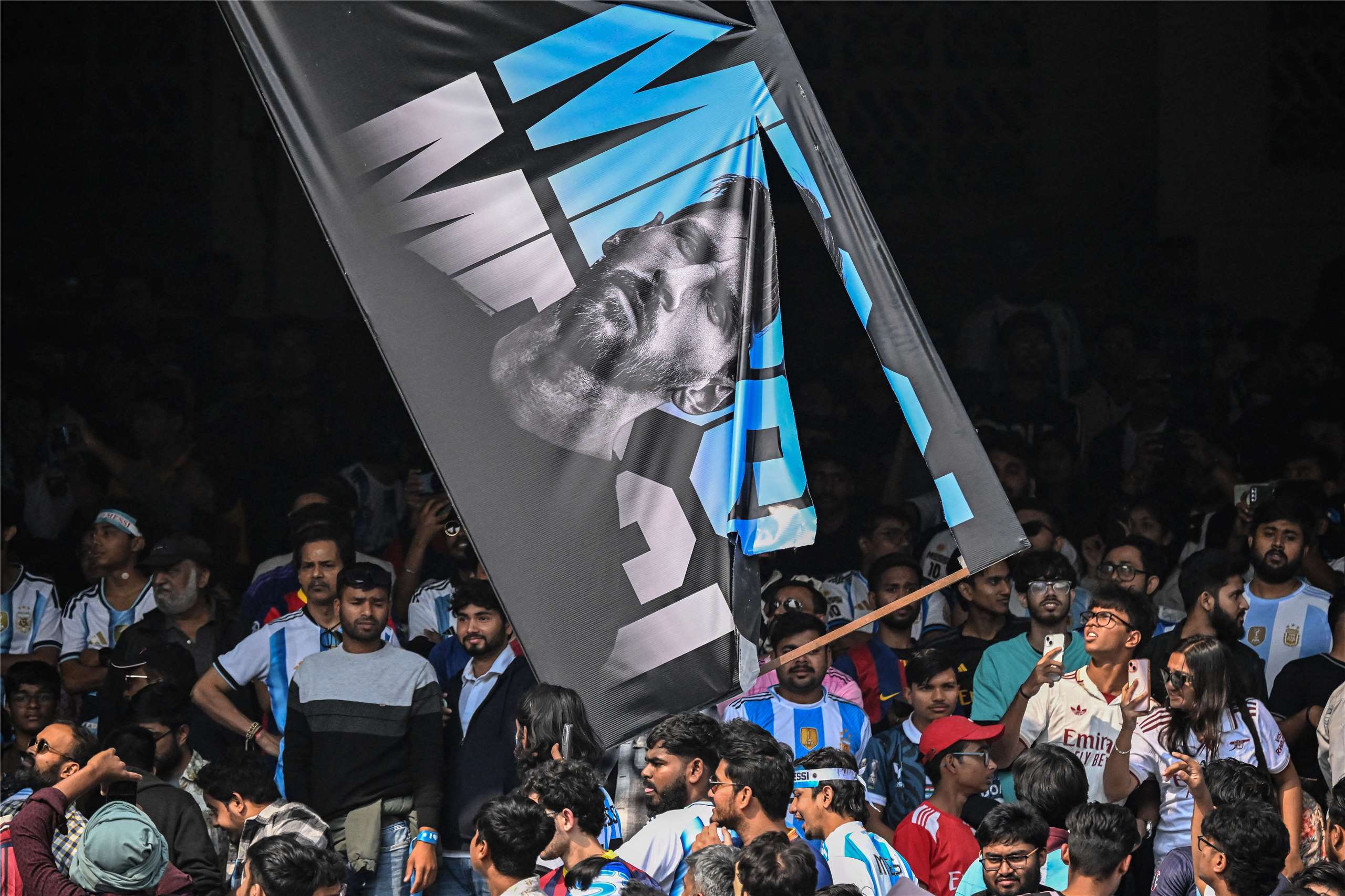 阿根廷足球名將梅西(Lionel Messi)13日造訪印度快閃離開現場，引發球迷不滿，演變成暴動。