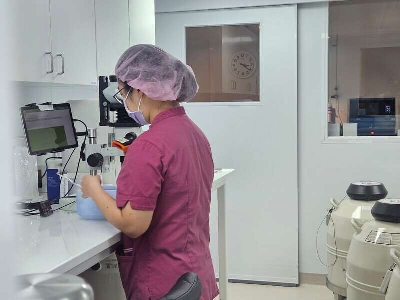 行政院會11日通過「人工生殖法」修正草案。圖為人工生殖中心實驗室護理人員工作畫面。 (圖：中央社檔案照)