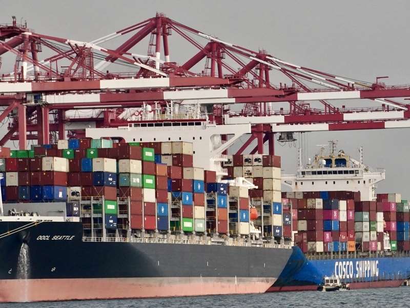 11月外銷訂單金額衝上729.2億美元，創下歷史新高，年增率39.5%，為2021年5月以來最大增幅。圖為停靠在高雄港區的貨櫃輪。