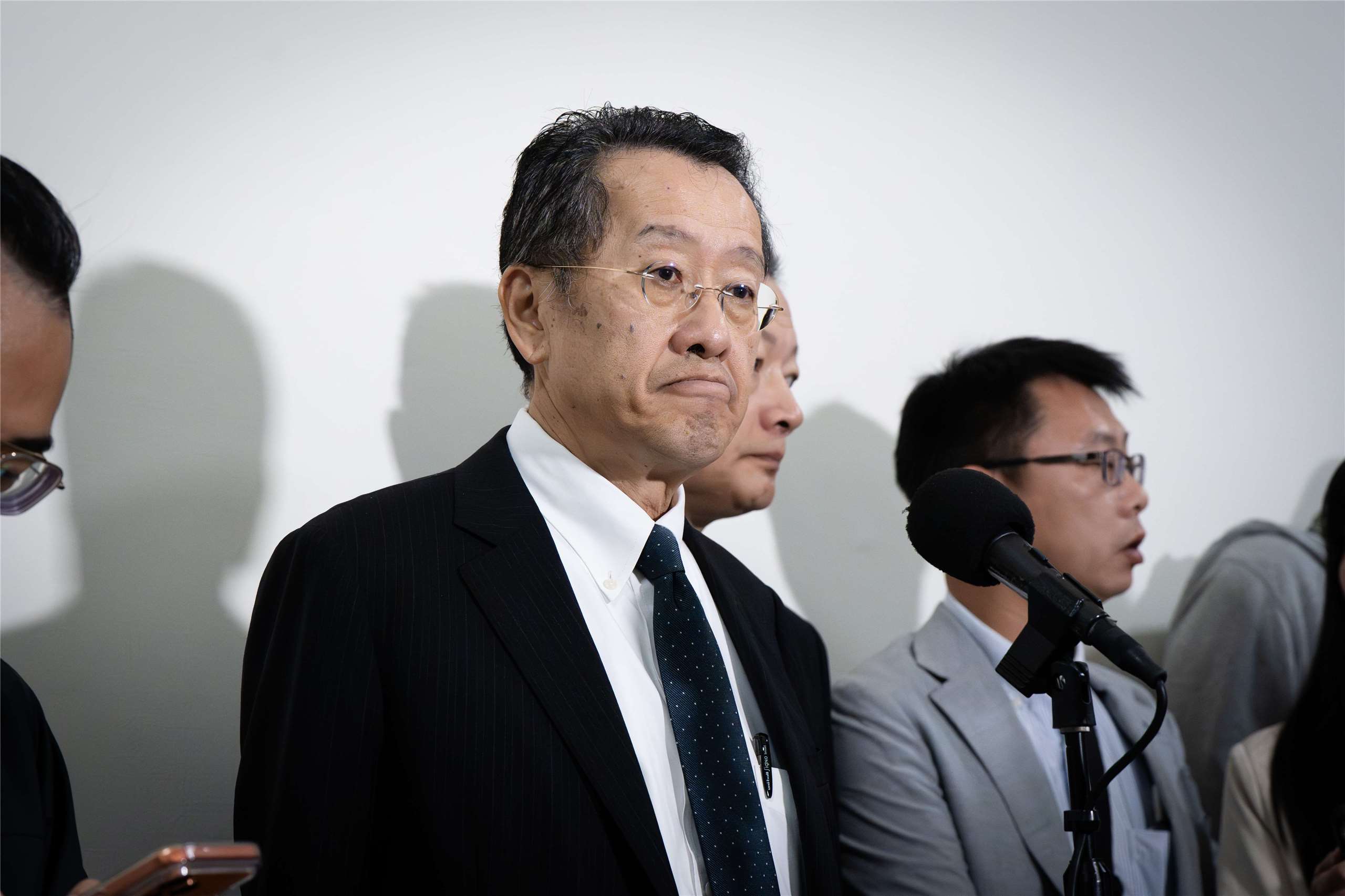 國造潛艦「海鯤艦」遭爆在執行浮航測試時，未裝設船錨。對此國防部長顧立雄1日在立法院表示，台船與海軍有設計多重備援手段，安全仍是相關測試的首要考量。(楊仁翔 攝)