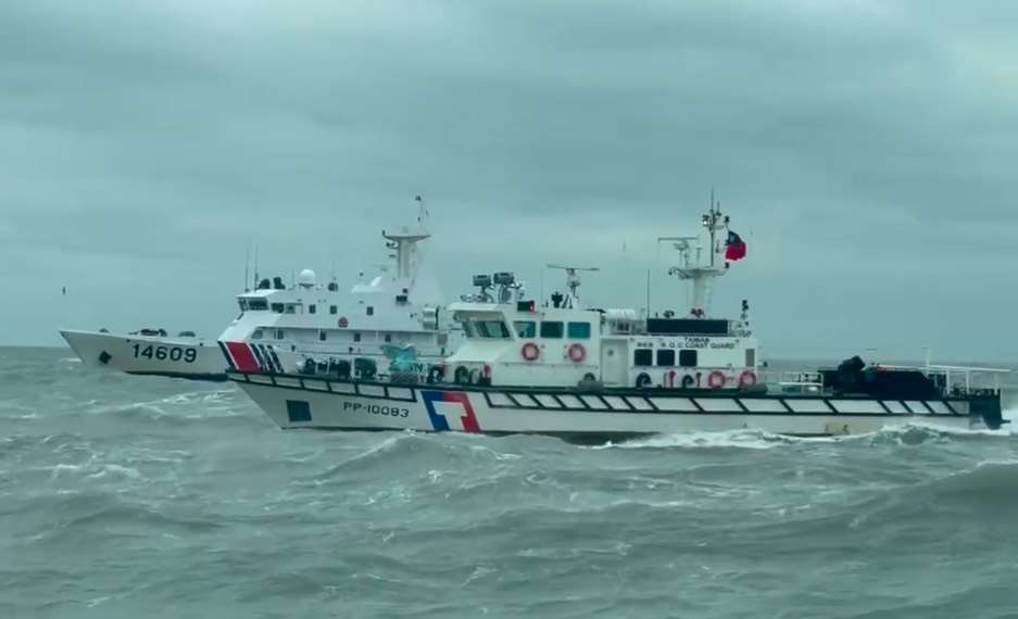 中國海警船25日下午再度突襲金門禁止限制水域。(圖：海巡署提供)