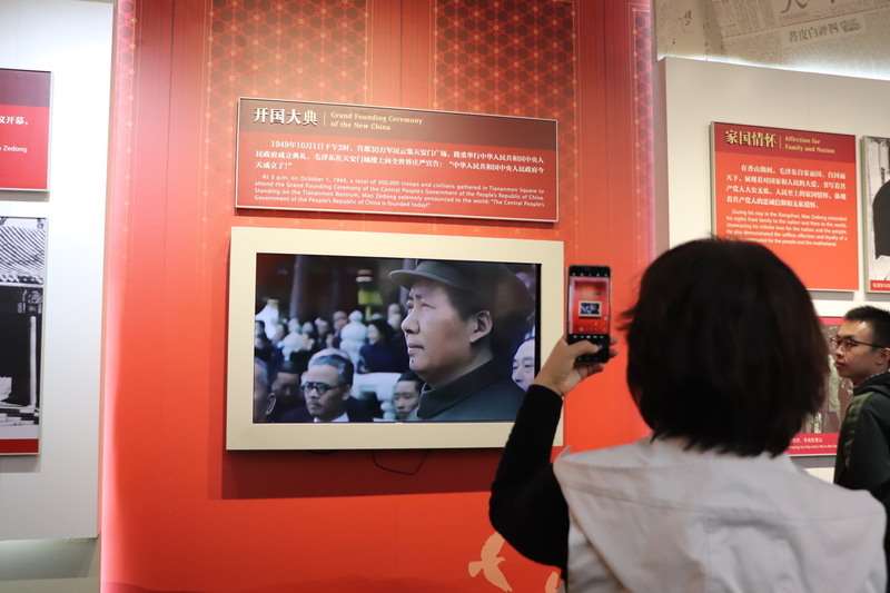 圖為北京香山公園內的一個展覽，播放75年前的「開國大典」。 (圖：中央社)