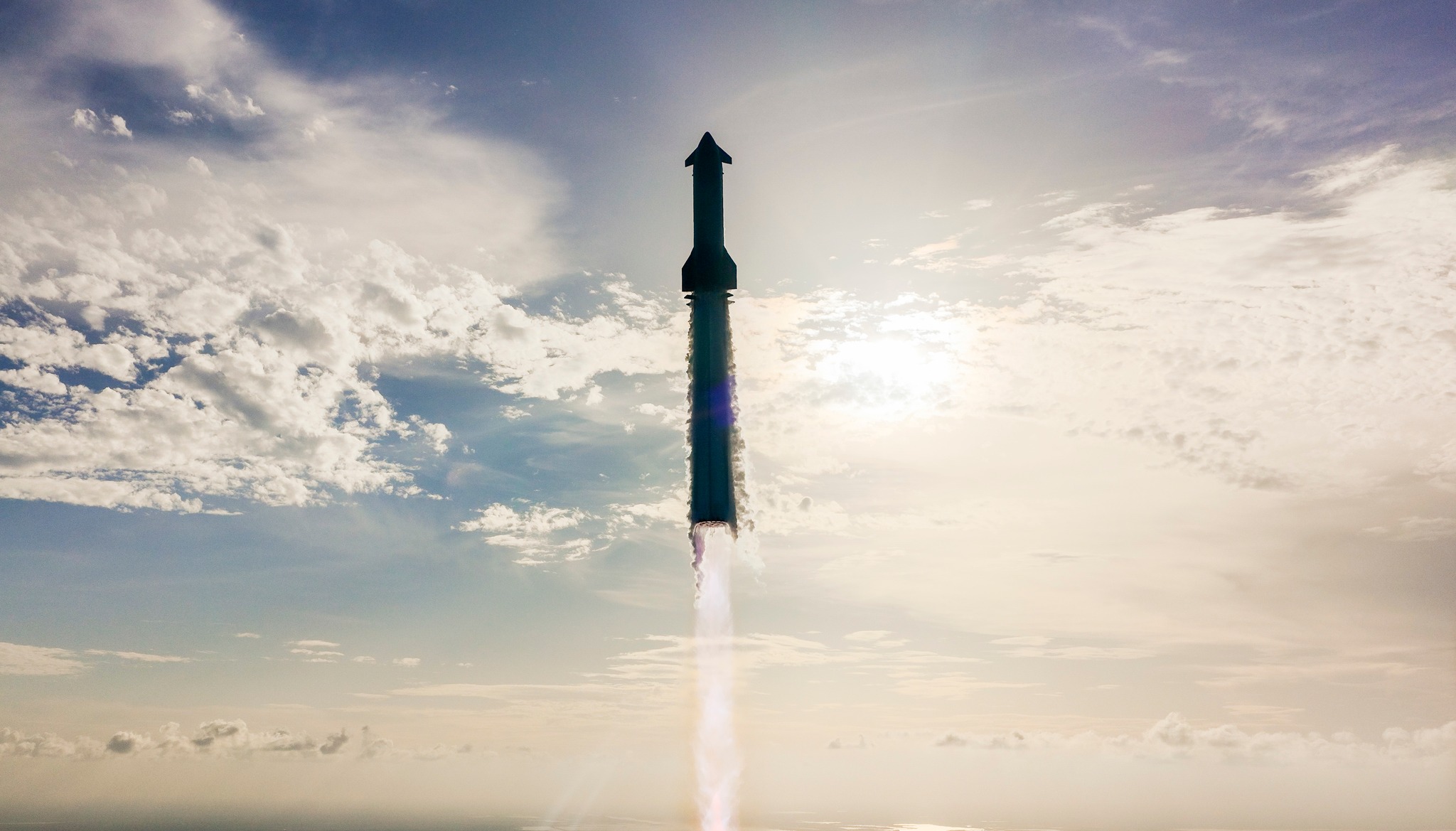 SpaceX一枚實驗性火箭今年1月在發射數分鐘後爆炸解體，FAA文件揭露，當時曾導致一架民航客機必須在穿越可能存在火箭碎片的空域，陷入飛安危機。圖為SpaceX火箭星艦升空試飛。資料照片(X平台)




