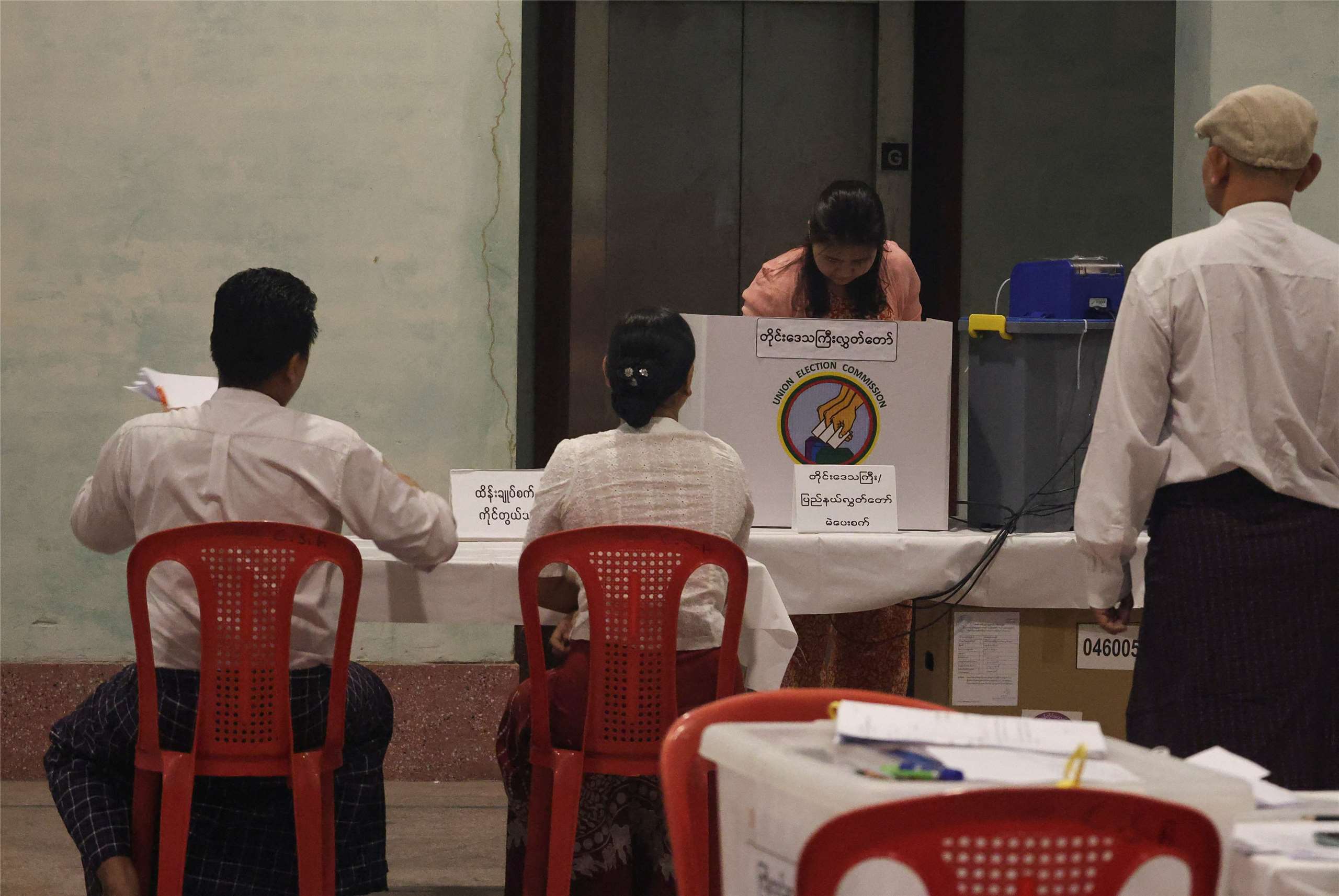 緬甸選民28日於全國大選中投下選票，但投票率明顯偏低。(RT/達志影像)