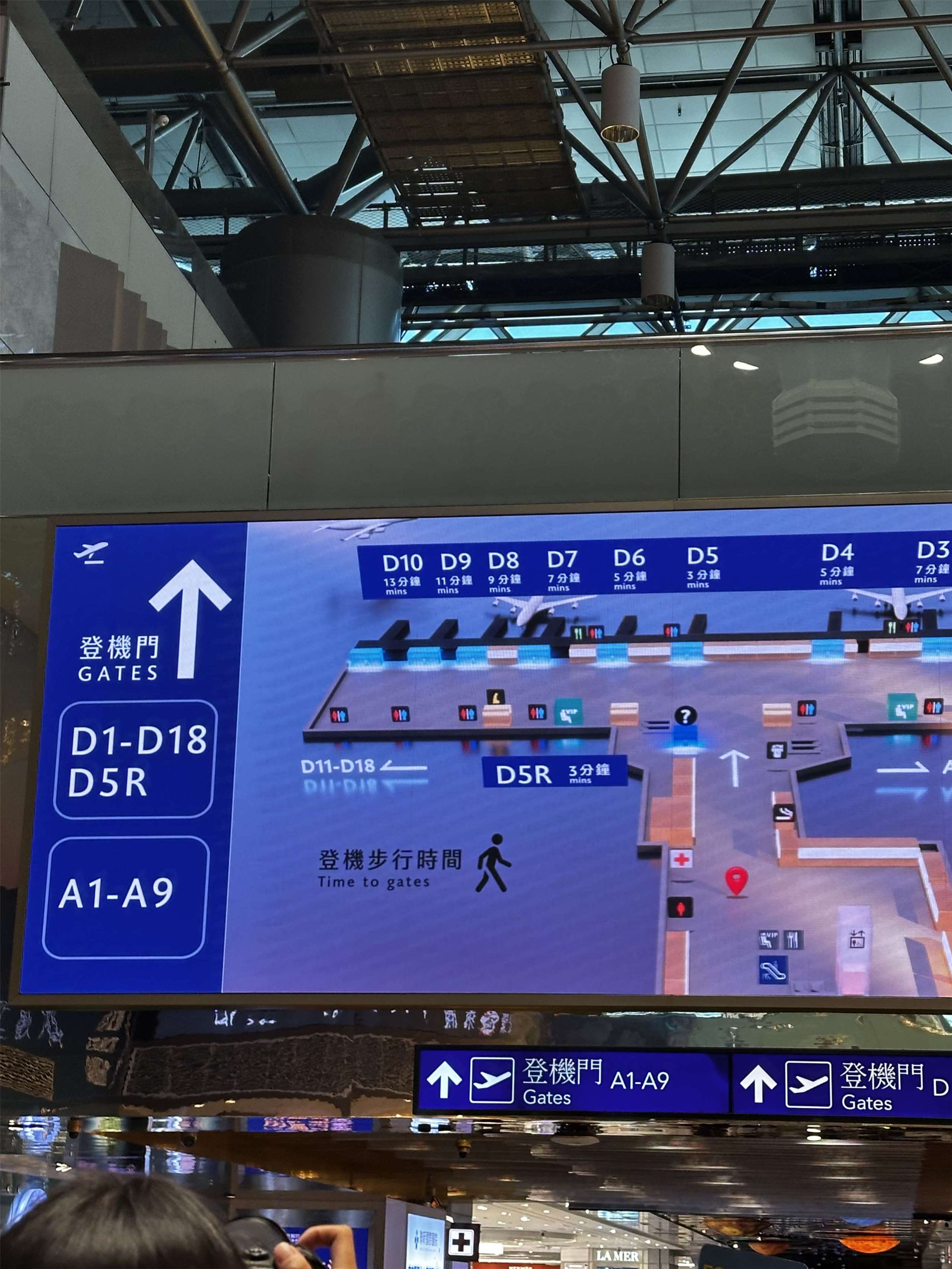 桃園機場二航廈已經出現往D18第三航廈的標示。(楊雨青攝)