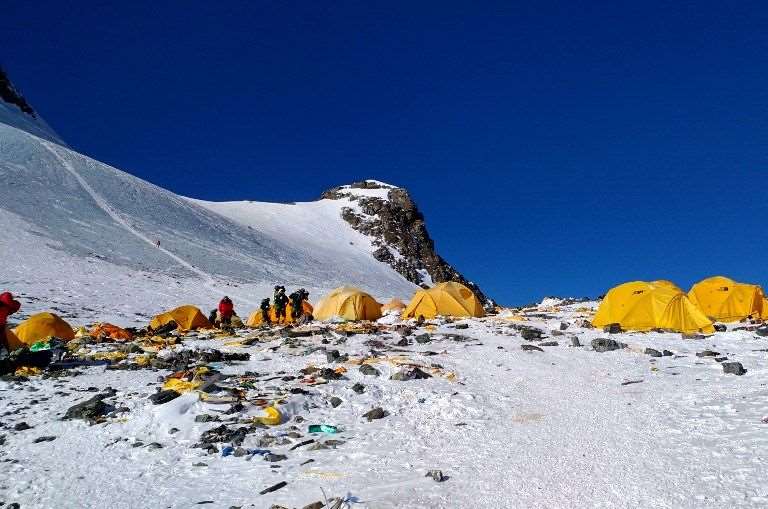 登山客漠視環境浩劫，留下滿坑滿谷的垃圾，使聖母峰淪為全球最高垃圾場。資料照。(AFP)