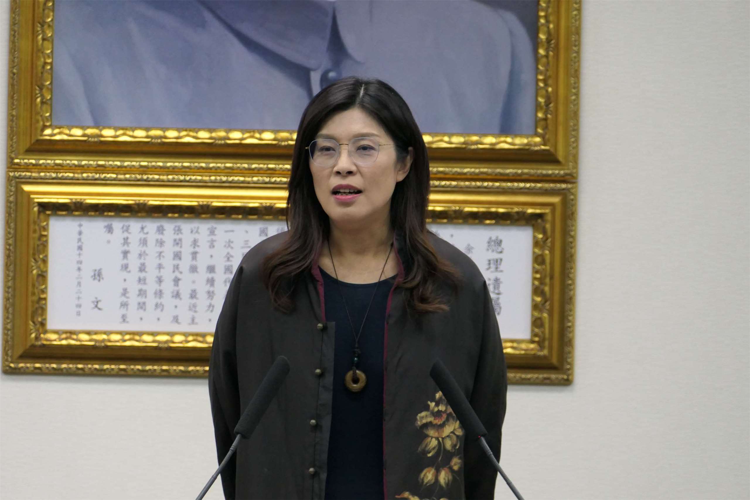 國民黨主席鄭麗文今天(3日)在中常會上宣布兩項新人事令，包含聘任前國民黨主席連戰次子連勝武，擔任KMT Studio召集人，主掌青年事務，以及聘任國民黨立委萬美玲擔任國民黨副秘書長兼婦女部主任，負責婦女組織。(趙婉淳 攝)