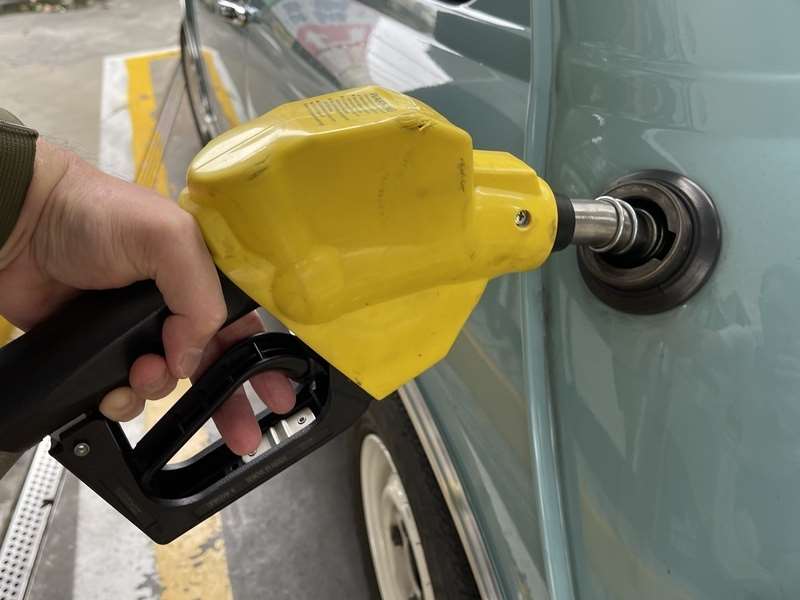 中油宣布汽柴油15日起調降4角，95無鉛每公升28.3元。