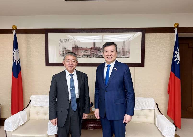 駐日代表李逸洋(右)17日會見行政院政務顧問岩崎茂(左)。(圖:駐日代表處)