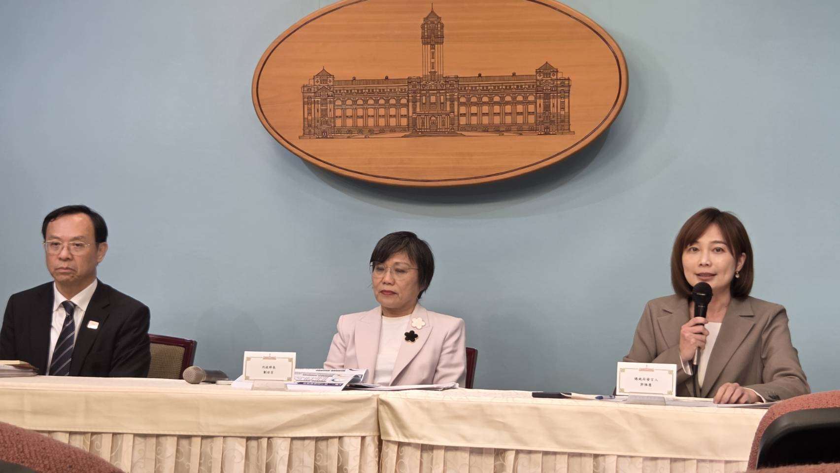 總統府晚間舉行「全社會防衛韌性委員會第六次委員會議」會後記者會，由總統府發言人郭雅慧（右）、內政部長劉世芳（中）、衛福部長石崇良（左）說明會議結論。 （劉玉秋攝）
