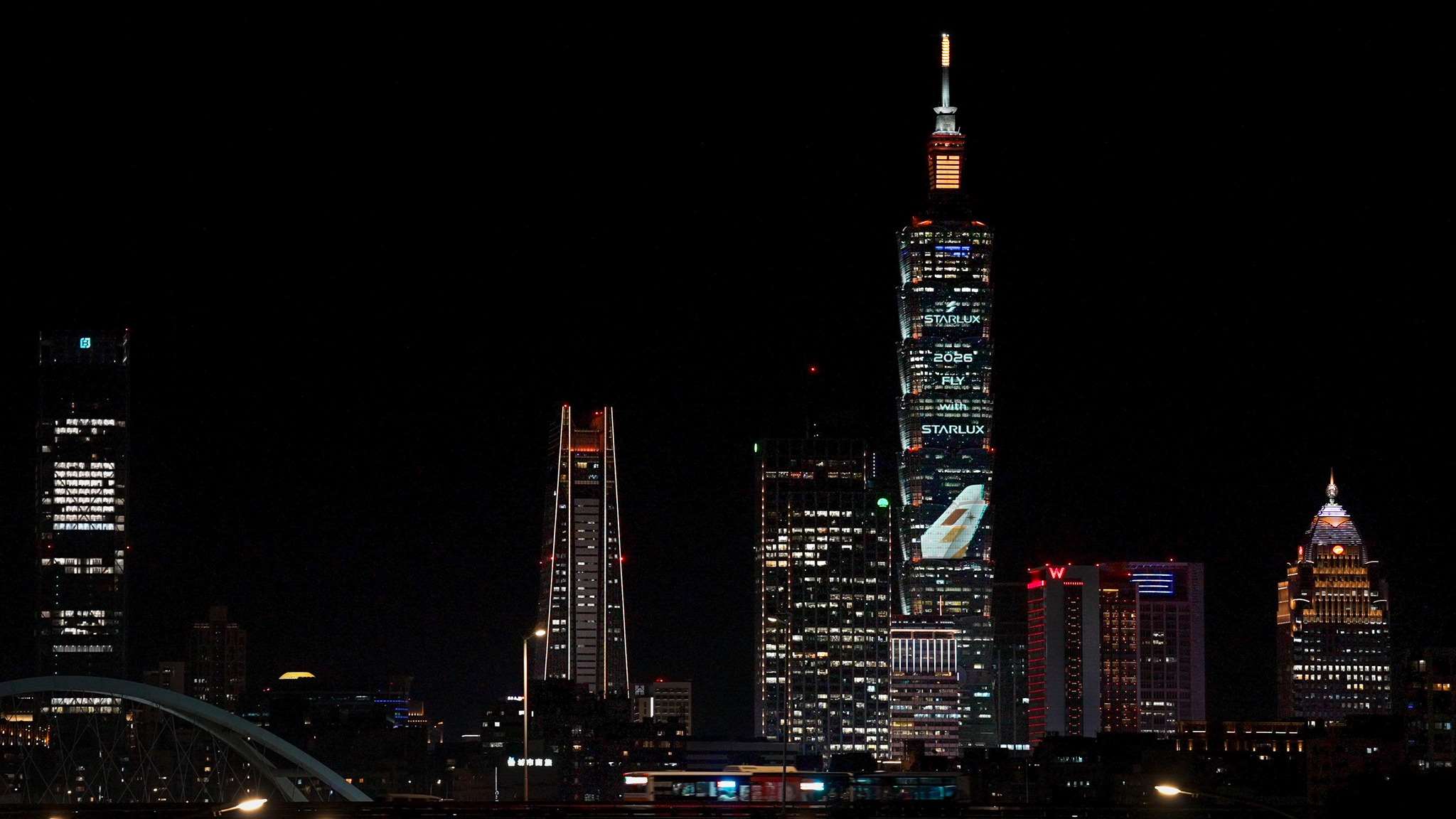 星宇航空24日表示，今年台北101跨年光雕展演中，將以星宇航空機身揭開序幕。(翻攝星宇航空臉書)