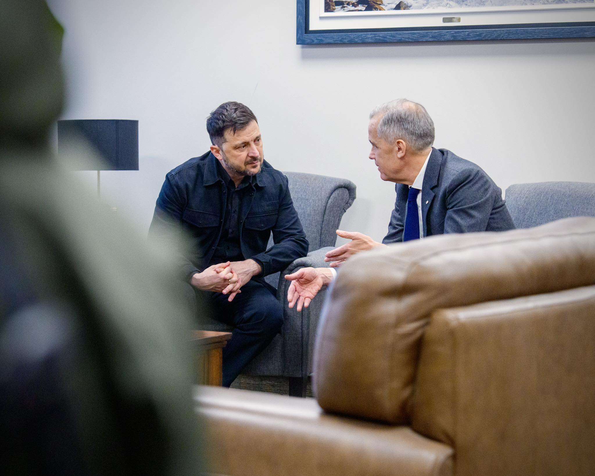 烏克蘭總統澤倫斯基(Volodymyr Zelenskyy)(左)會晤加拿大總理卡尼(Mark Carney)(右)。(圖：卡尼臉書)