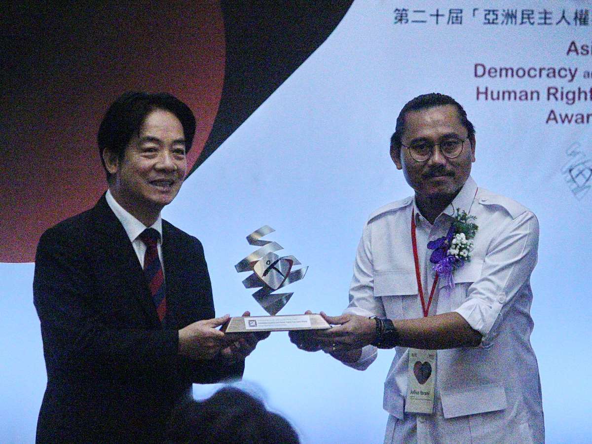 賴清德總統(左)10日出席「第20屆亞洲民主人權獎頒獎典禮」，親頒獎項肯定本屆得主「印尼法律援助與人權協會」(PBHI) (央廣記者王照坤 攝)