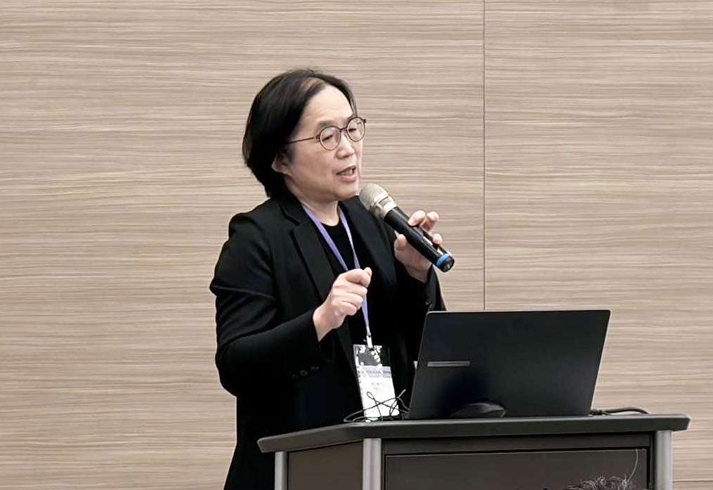 「2025新世紀AI應用法律研討會」29日登場，數發部次長侯宜秀指出，AI治理不僅涉及政府法律與政策規範，也涵蓋專業領域的專業規範與責任分工。(蔡芃敏 攝)