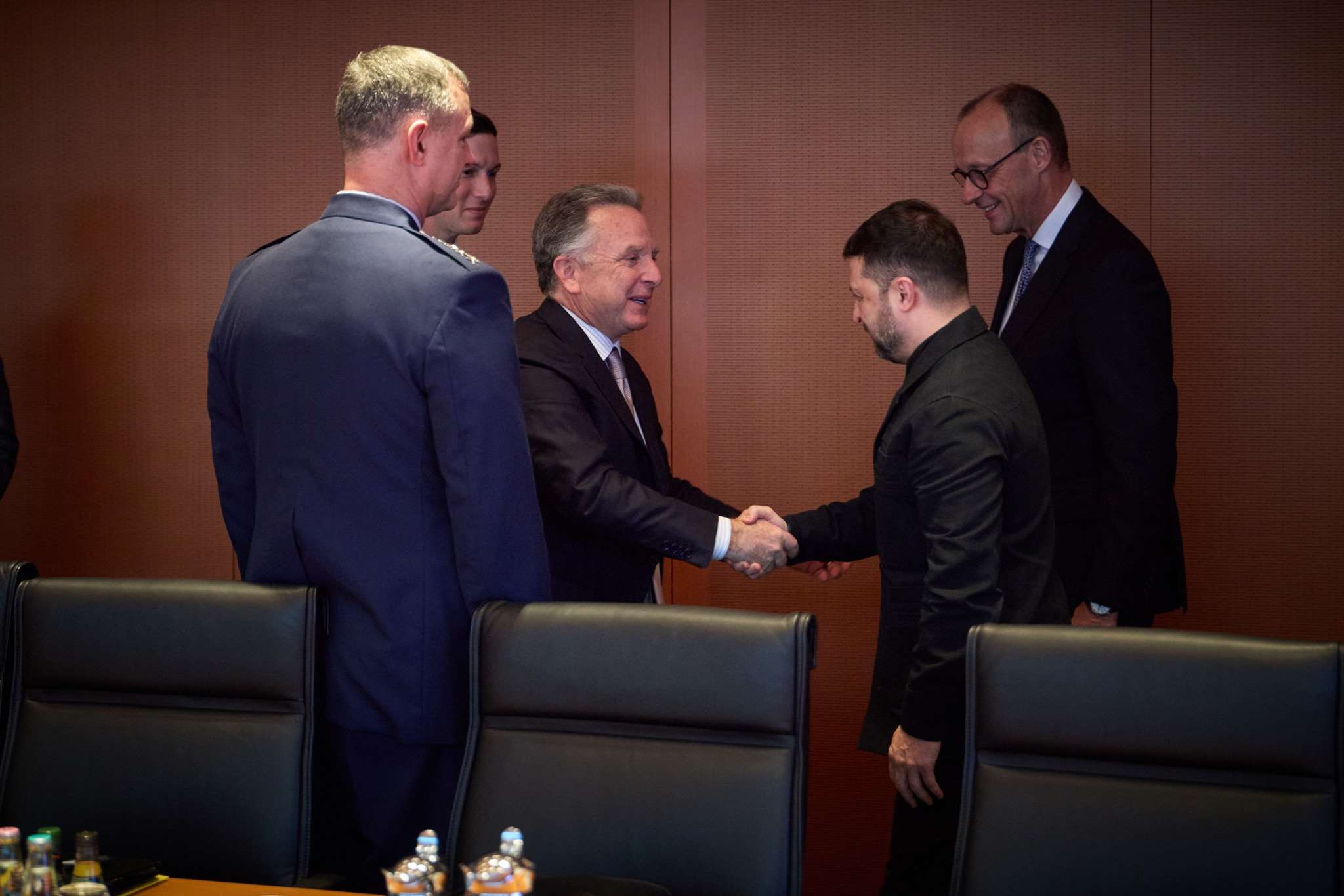 美烏就戰爭解決方案15日在德國柏林會談。圖為烏克蘭總統澤倫斯基與美國特使魏科夫握手寒暄。 (圖:FB/zelenskyy.official)