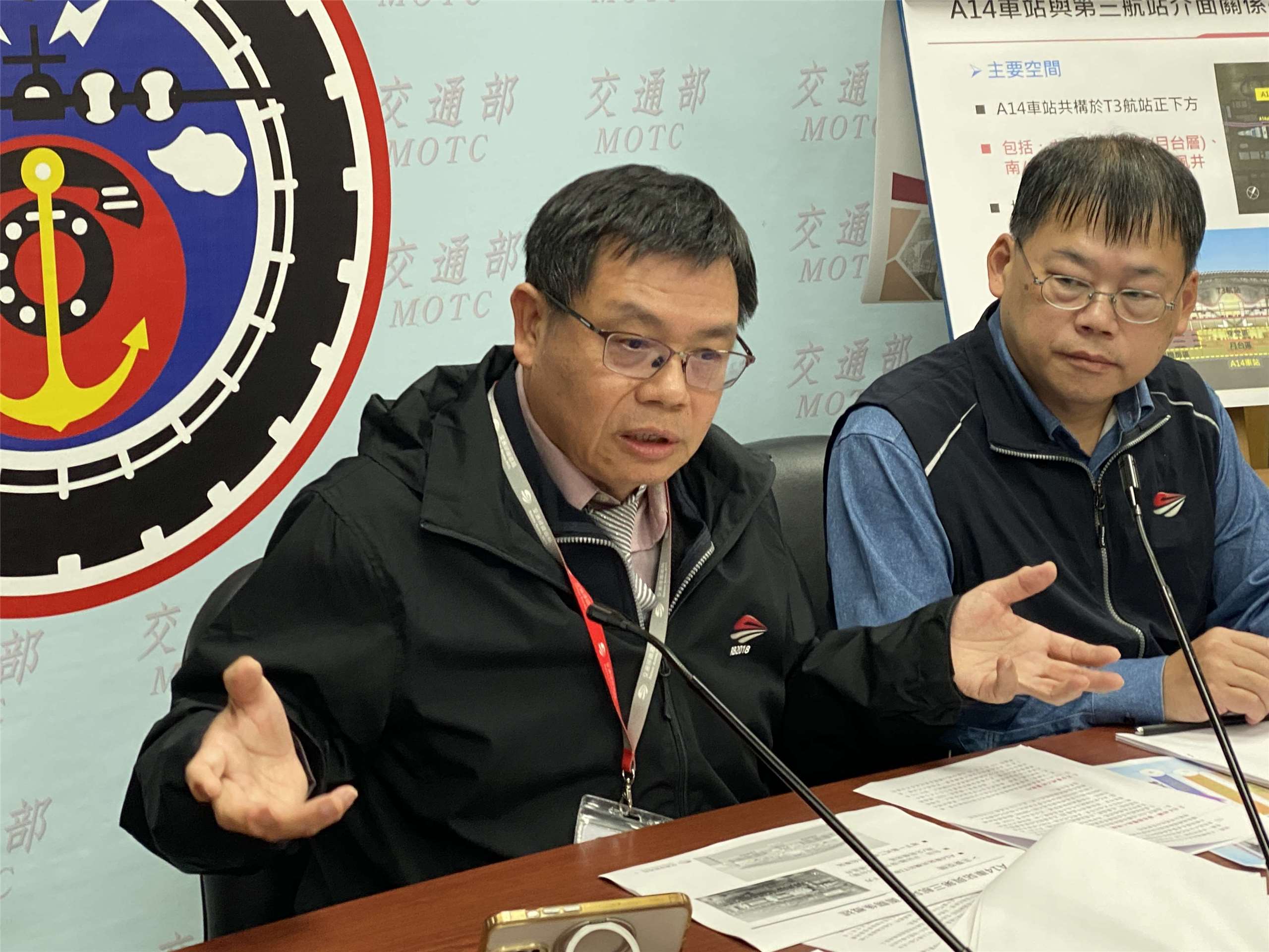 鐵道局總工程司彭家德(左)26日說明機場捷運A14第三航廈站最新施工進度，目標2027年底與第三航廈同步啟用。(吳琍君攝)