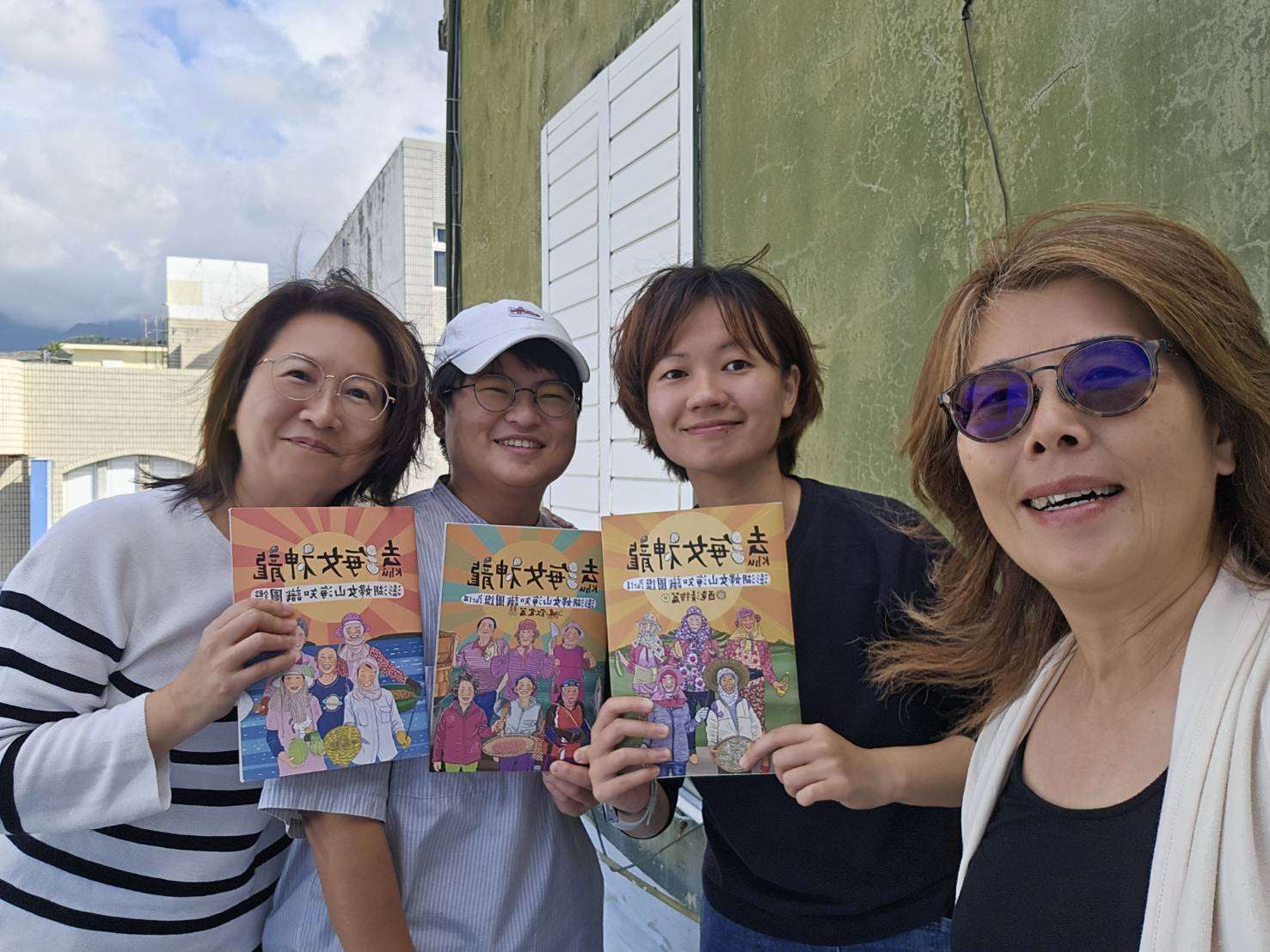 去海女神龍共同創辦人洪莉棋（左2）與蔡宜臻（右2）與主持人合影