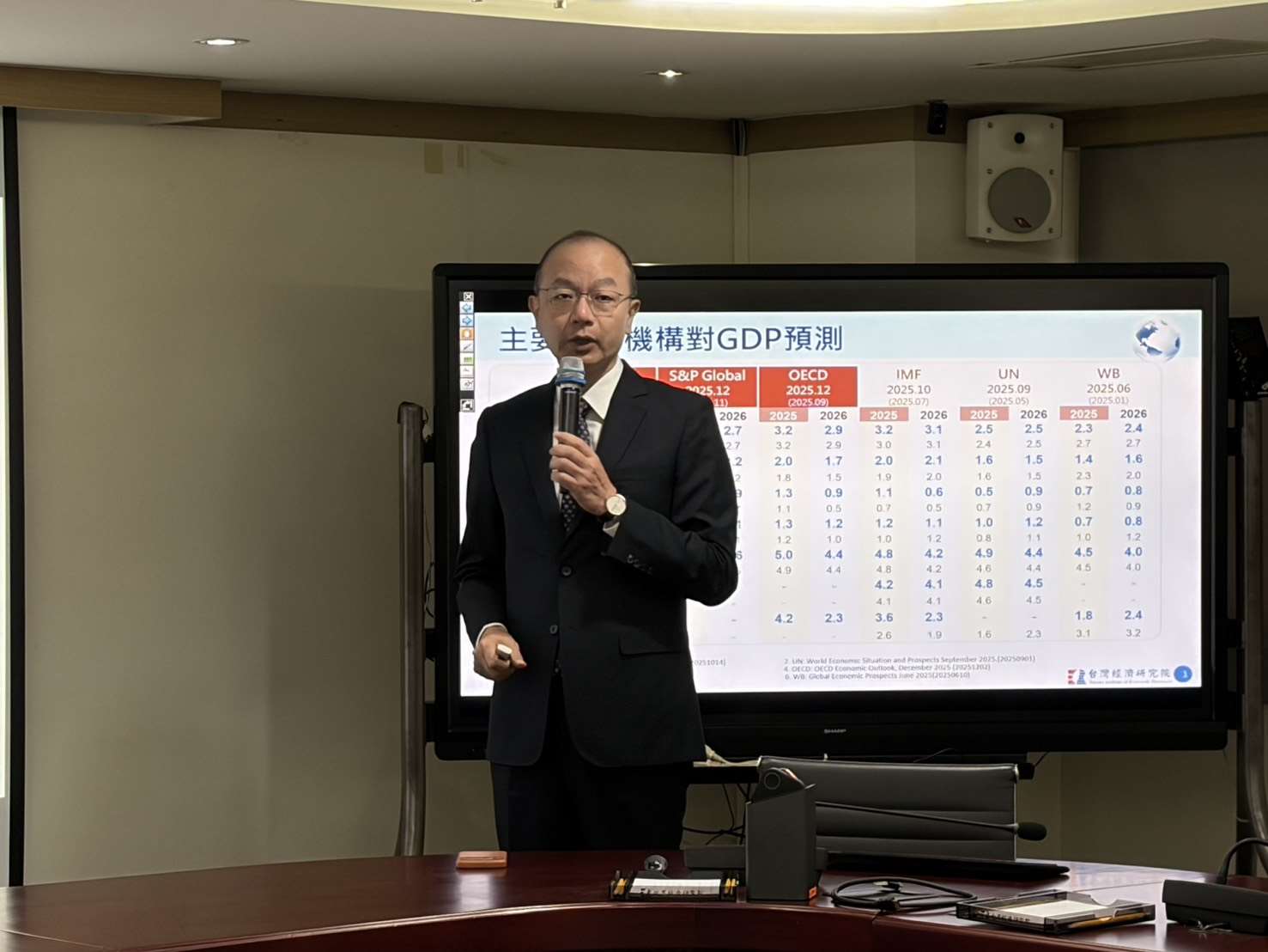 台經院景氣預測中心主任孫明德指出，觀察產業表現時常以「傳產與非傳產」作為區隔，但正逐步轉向「AI與非AI」，凡是與AI產生連結的傳產與不動產業，表現都可望水漲船高。(蔡芃敏 攝)