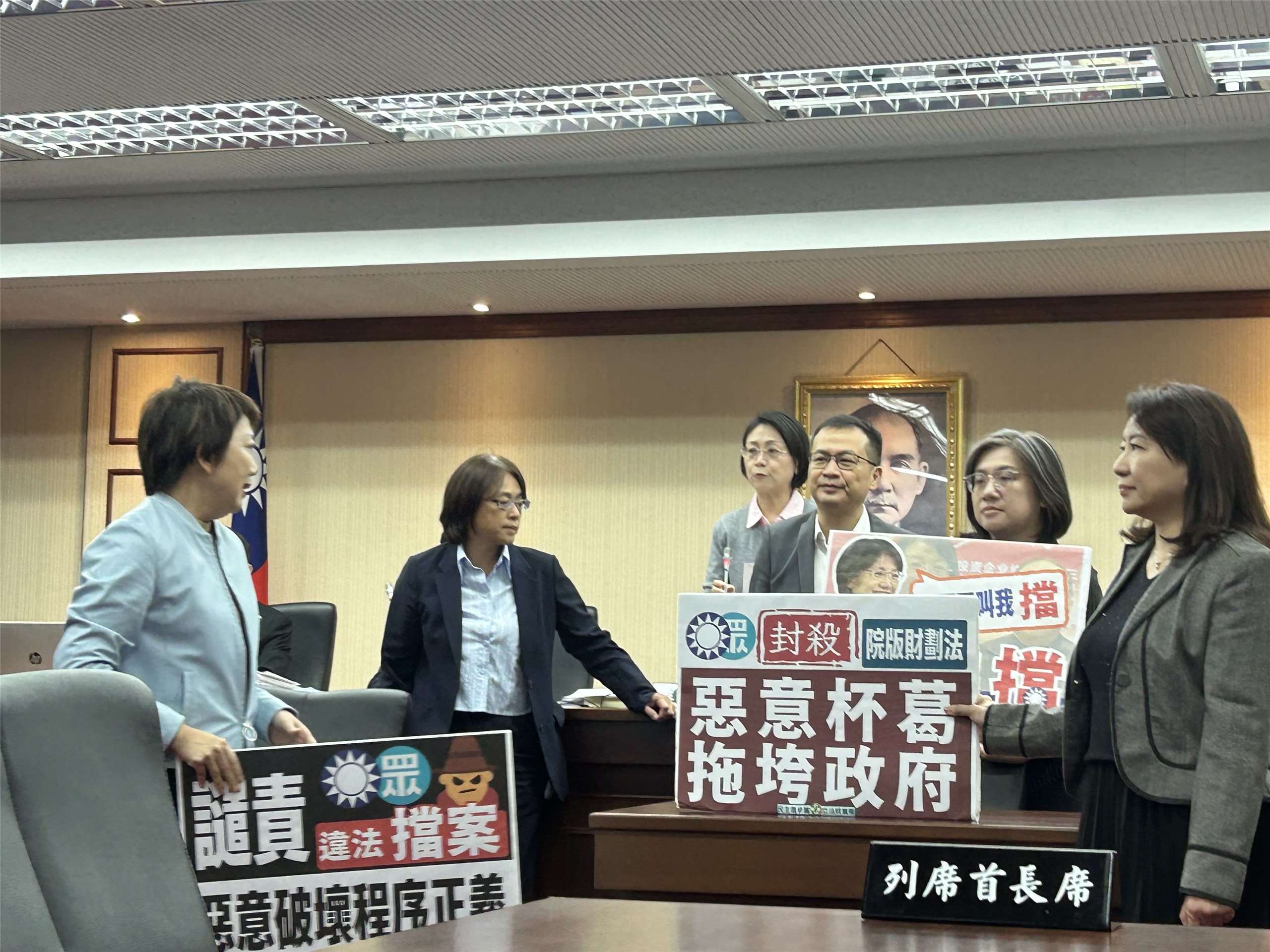 藍、白黨團不滿賴政府不副署、不執行財劃法修法，23日在立法院程序委員會正式提案彈劾賴清德總統。經表決，藍白再度挾人數優勢，把總統彈劾案排入26日院會議程。(趙婉淳 攝)