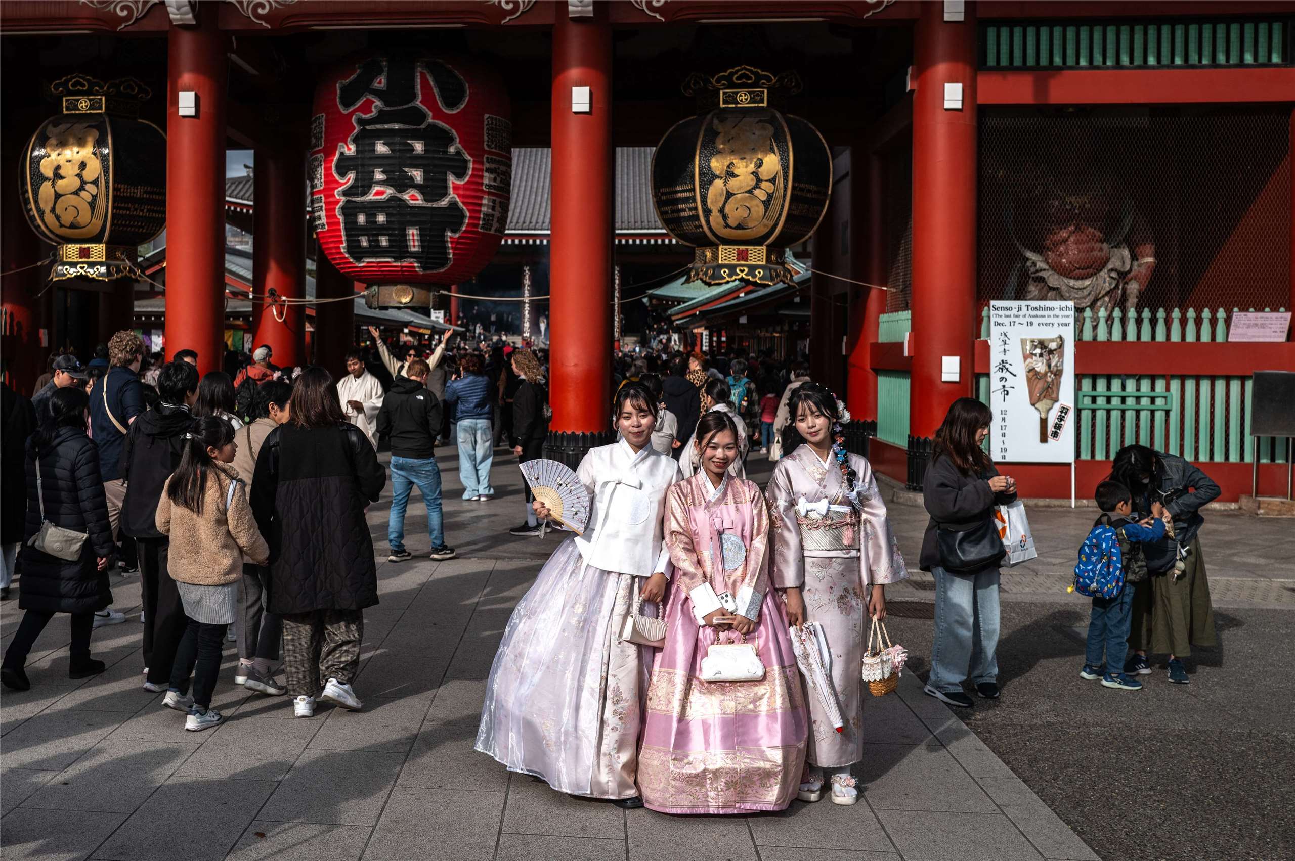 中日關係近來迅速惡化，中國也展開一連串旅遊禁令，但日本店家表示，中國觀光客目前為止影響「非常有限」。圖為東京旅遊勝地淺草寺遊客。(AFP)