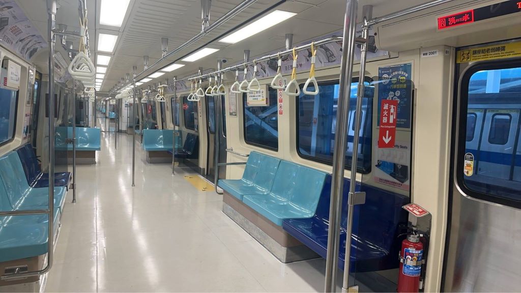 捷運台北車站等處19日發生隨機攻擊事件，台北捷運24日宣布旅客搭乘新規，若無正當理由佩戴防毒面具、頭盔、面罩等裝扮，足以引發危安疑慮且經勸導仍不改善者，將拒絕運送。 (圖：台北捷運)