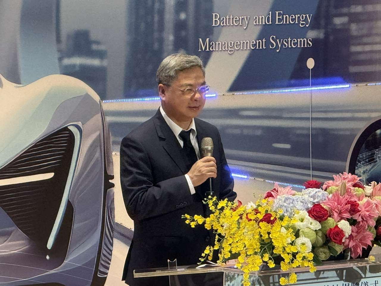 經濟部長龔明鑫參加台科大「智慧電動車動力系統技術人才培育基地」揭牌。(謝佳興 攝)