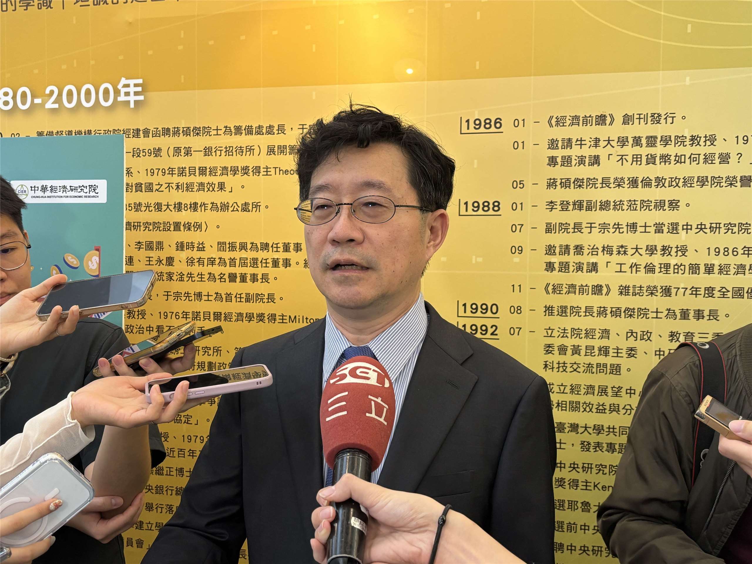 中經院院長連賢明指出，無論製造業或非製造業廠商對2025年下半年景氣的看法皆較原先預期明顯回升。(楊文君攝)