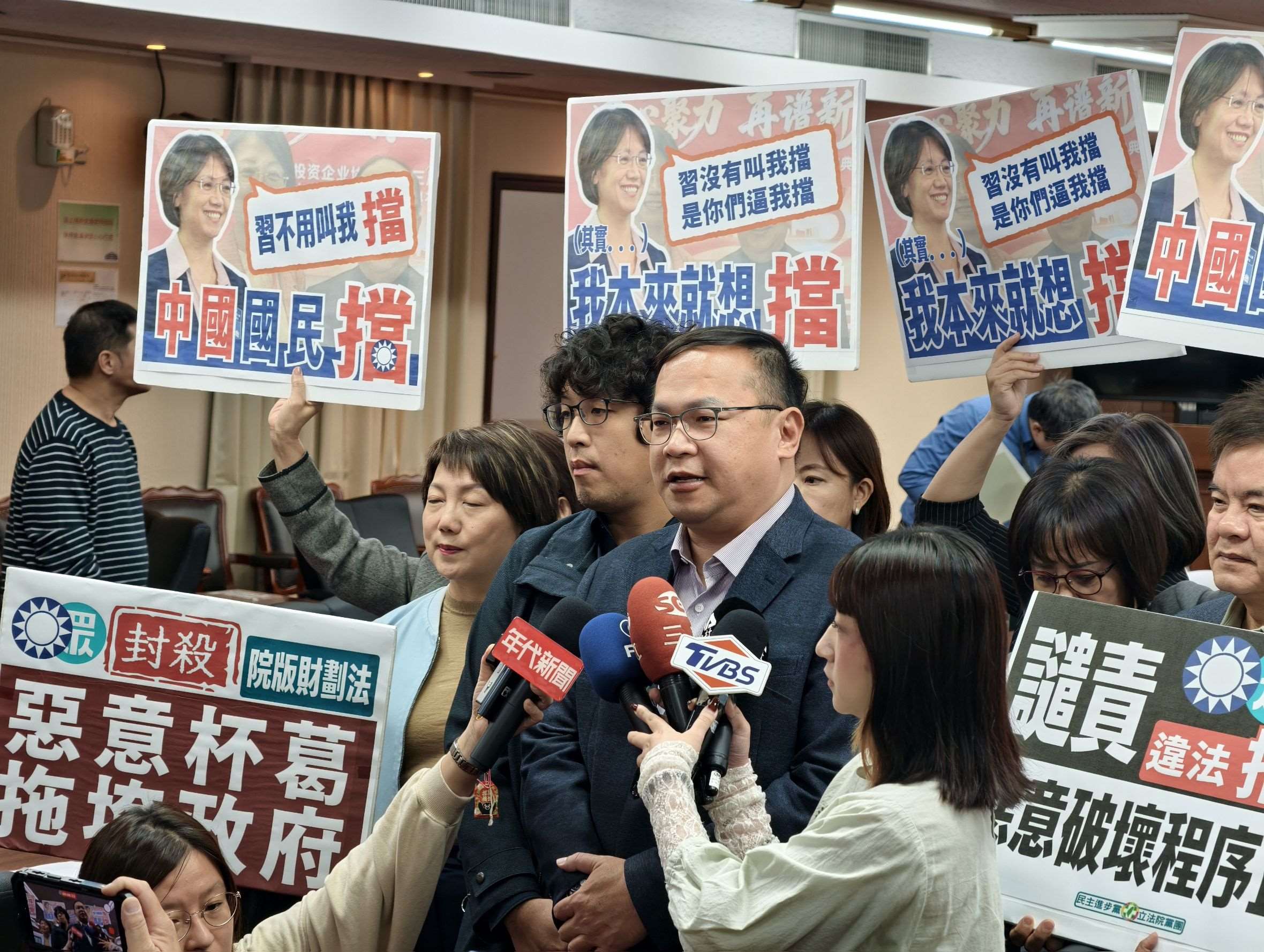 立法院程序委員會今天(23日)討論下次院會議程，國民黨團提出增訂憲法法庭就總統、副總統彈劾案外的判決可交付人民公投複決的公投法修正草案被列入26日院會議程。民進黨立委王義川批評國民黨提出的修法是破壞司法獨立，並表示對於反民主作為絕對會反對到底。(趙婉淳 攝)