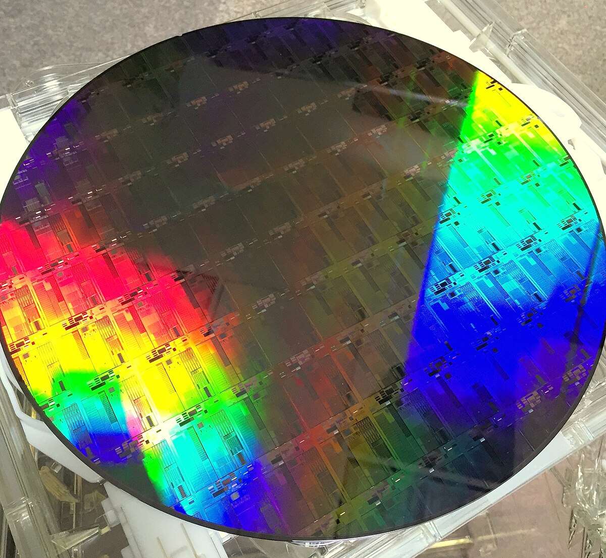 矽光子技術的核心在於以光纖取代晶片內的銅線。光的傳輸速度更快、不會產生電阻與熱能，能有效提升運算效能並節省能源。當晶片運算速度持續提升時，傳統銅線的高電阻與高耗能，已成為技術瓶頸，因此「矽光子」被認為是未來二十年的關鍵技術。(圖:維基百科)