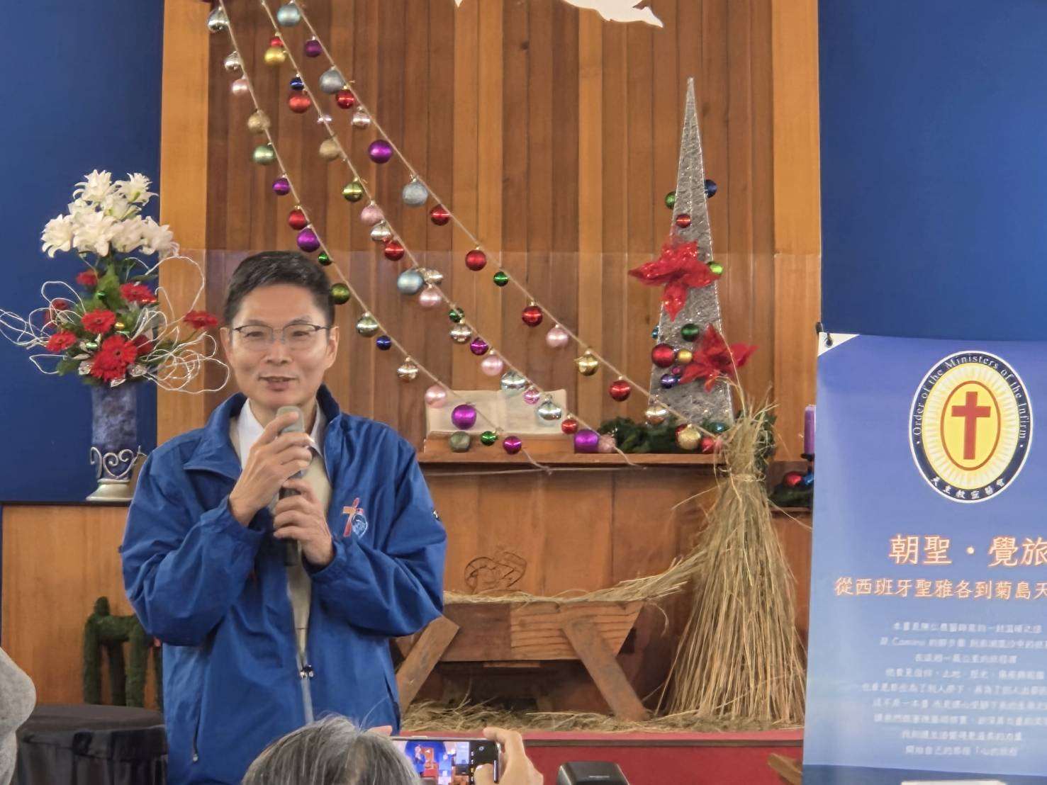 西班牙「朝聖之路」近年在台灣蔚為風潮，醫師陳仁勇早在 2019 年便踏上這條通往聖雅各的道路，並於今年將旅程整理成書，出版《朝聖・覺旅》。(江昭倫 攝)