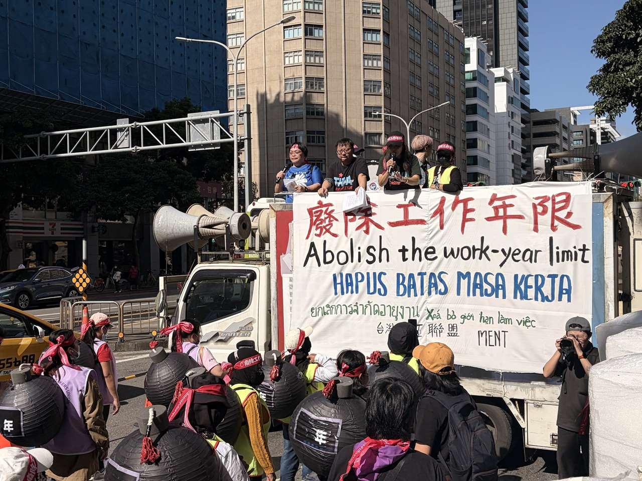 「移工大遊行」7日登場，各國的移工及聲援團體在勞動部前集結，呼籲廢除藍領移工工作年限。（蔡芃敏 攝）
