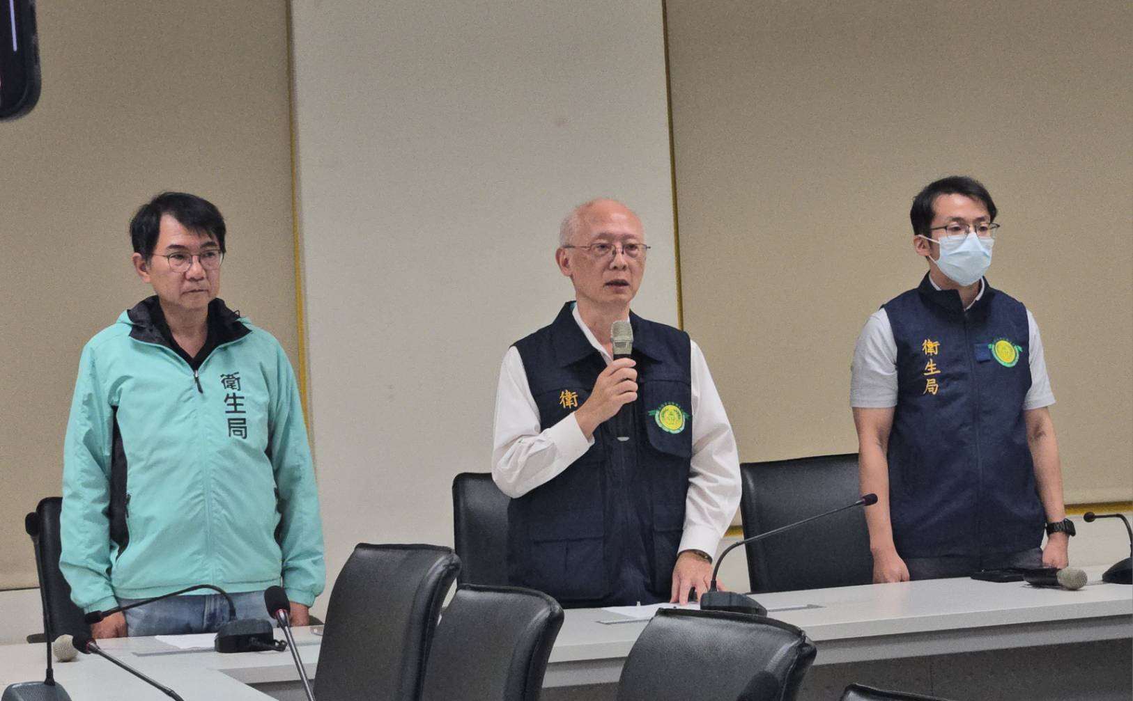 高雄市衛生局針對11月26日全聯「台灣鯛魚排」檢驗值錯誤一案致歉，衛生局黃志中局長(中)、潘炤穎副局長(左)、檢驗科林學慶科長(右)召開記者會說明。 (圖：高雄市政府衛生局)