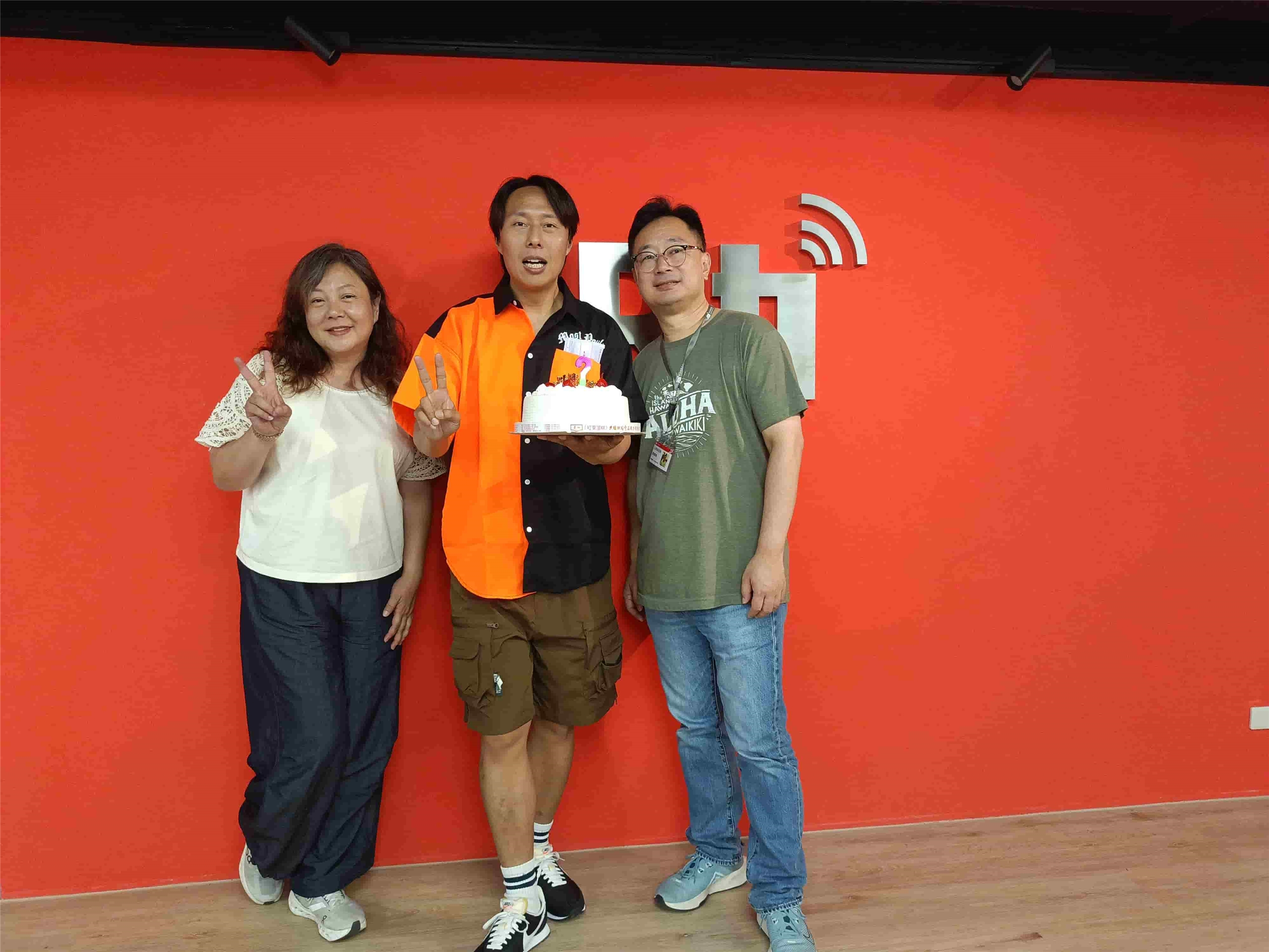 三位主持人正式合作滿一年啦！從左到右分別是林文華、張啓樂及張振偉。