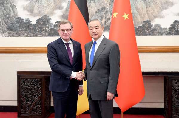 德外長瓦德福(Johann Wadephul，左)訪中，8日在北京會見中國外交部長王毅(右)。(翻攝中國外交部)