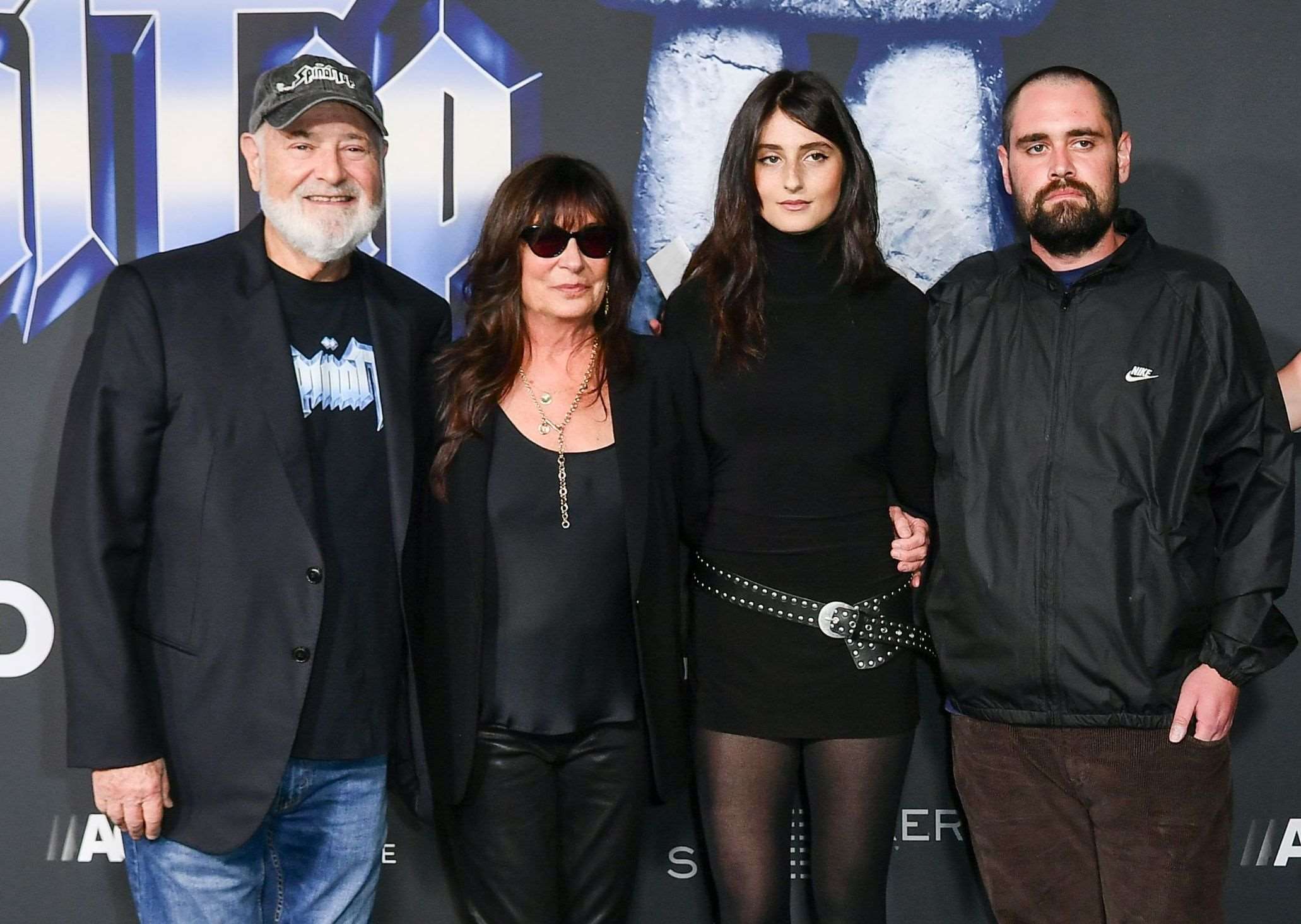 圖為好萊塢知名導演羅勃雷納(Rob Reiner, 左起)與妻子辛格(Michele Singer)、女兒羅米(Romy Reiner)與兒子尼克(Nick Reiner)，2025年9月9日出席電影「Spinal Tap II: The End Continues」首映會。